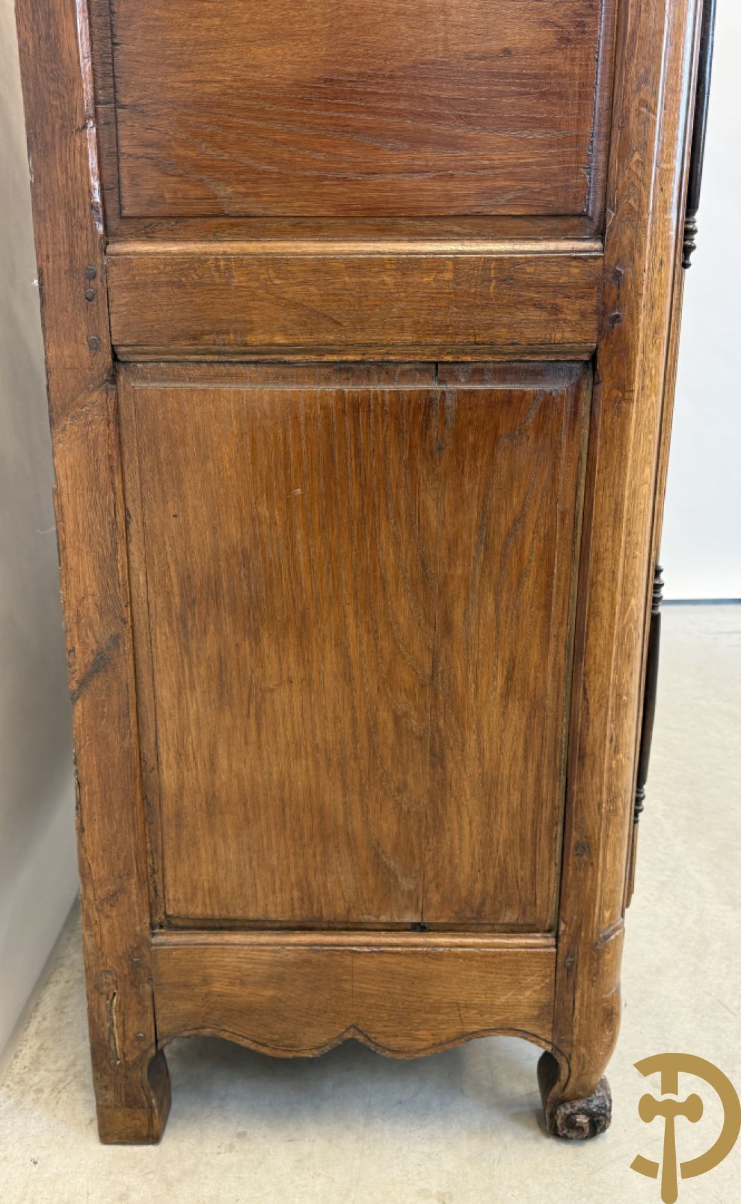 Massief eiken tweedeurskast met gezwaaide deuren op voluutvormige poten