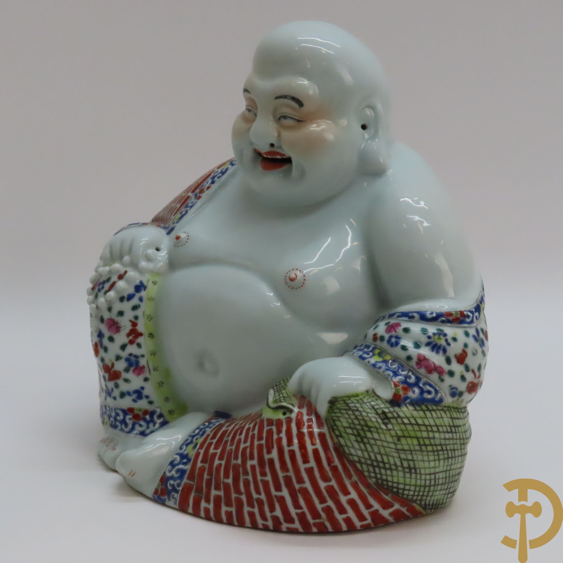 Chinese porseleinen zittende lachende boeddha