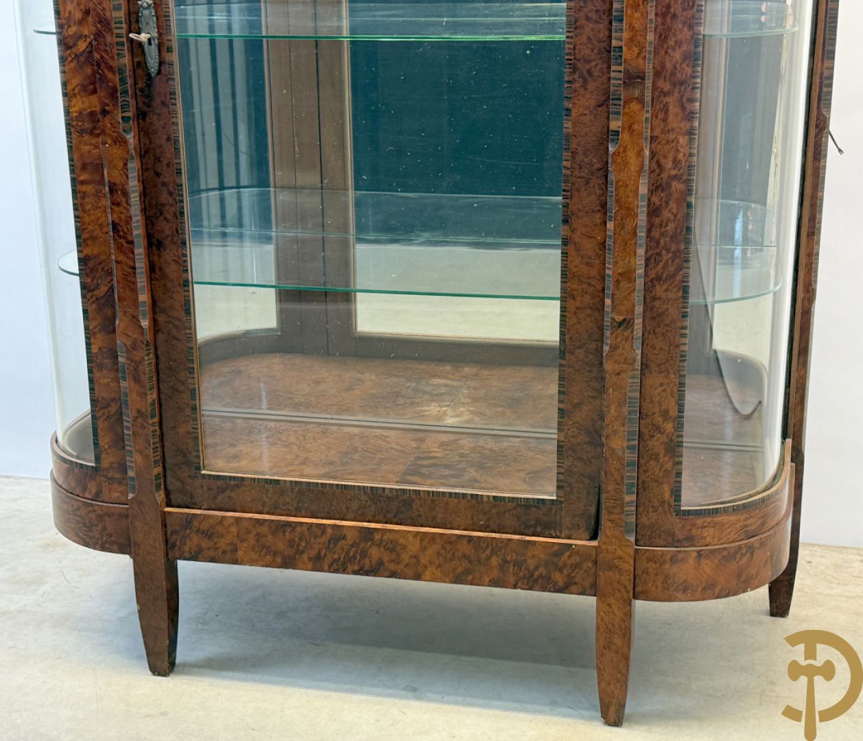 Wortelnotehouten vitrine met afgeronde zijkanten en inleg van palissander