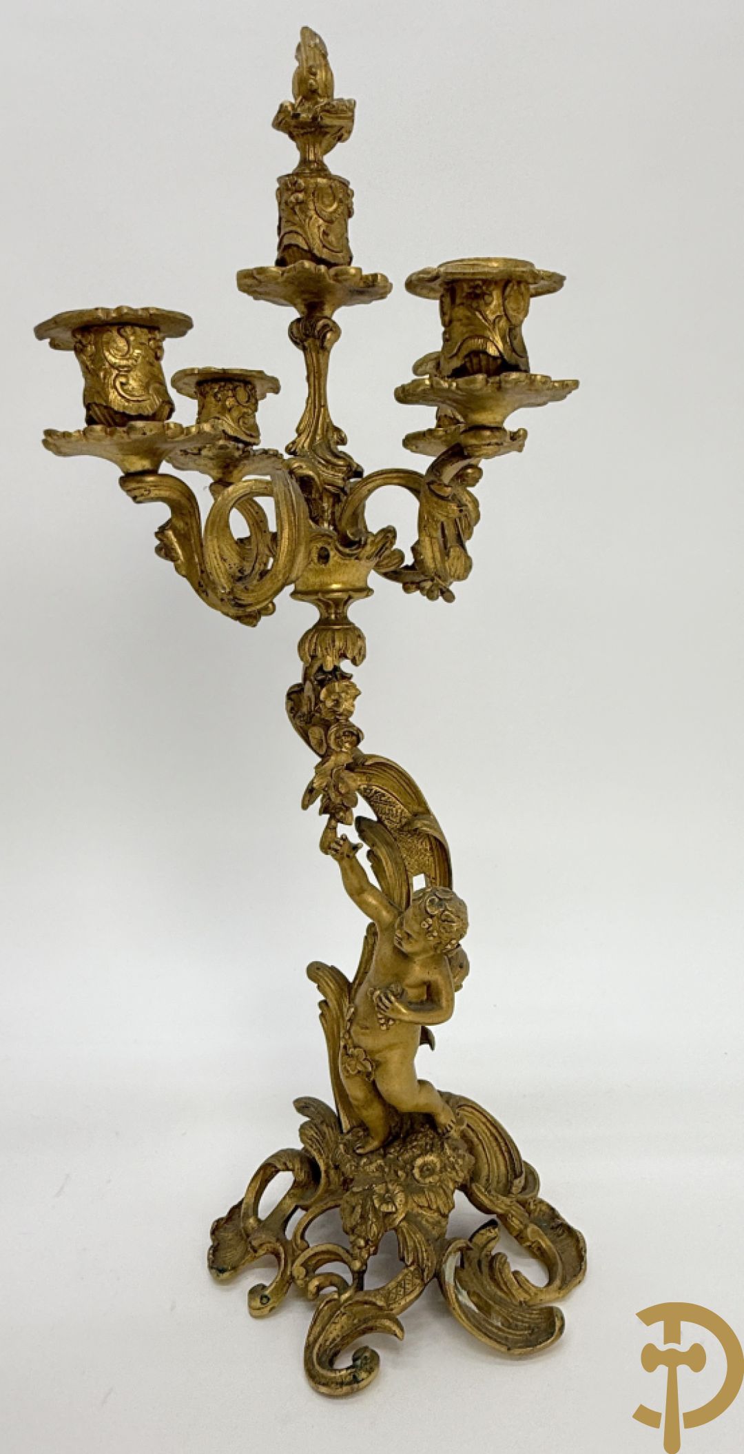 Driedelige vuurvergulde bronzen garnituur, Louis XV stijl, bestaande uit middenstuk met klok omgeven door musicerende cupido