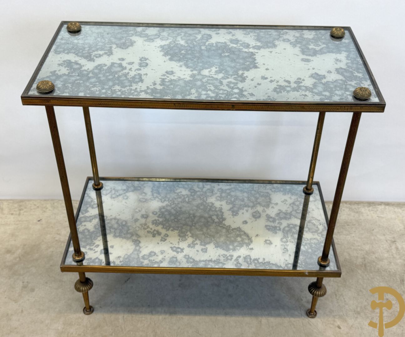 Paar koperen bout de canapé bijzettafels + koperen étagèretafel met gefumeerd glas