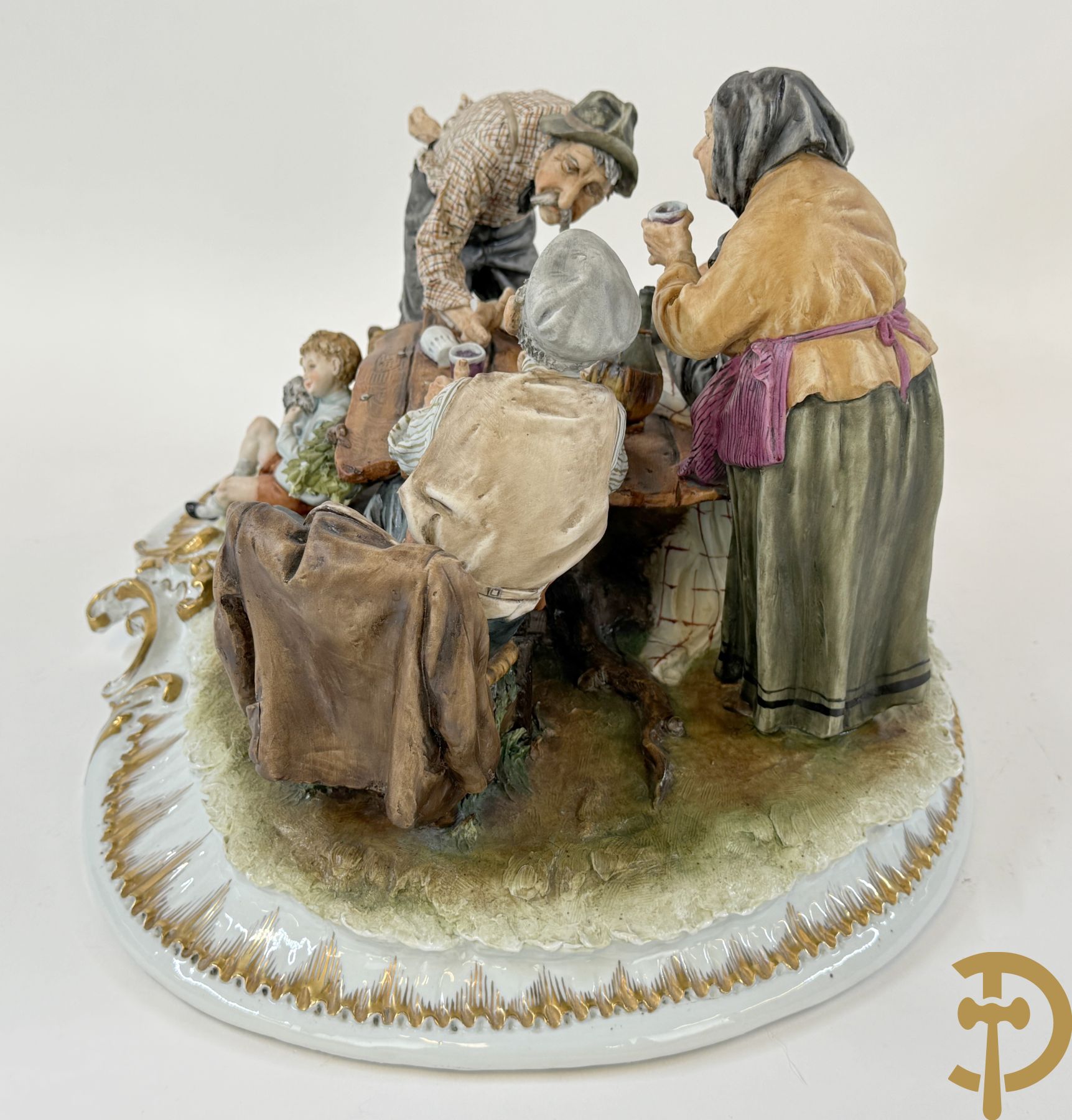 Twee grote Italiaanse groepen in 
gekleurde biscuit : jongens plukken appels - onderonsje aan tafel + 4 groepen in gekleurde Italiaanse biscuit