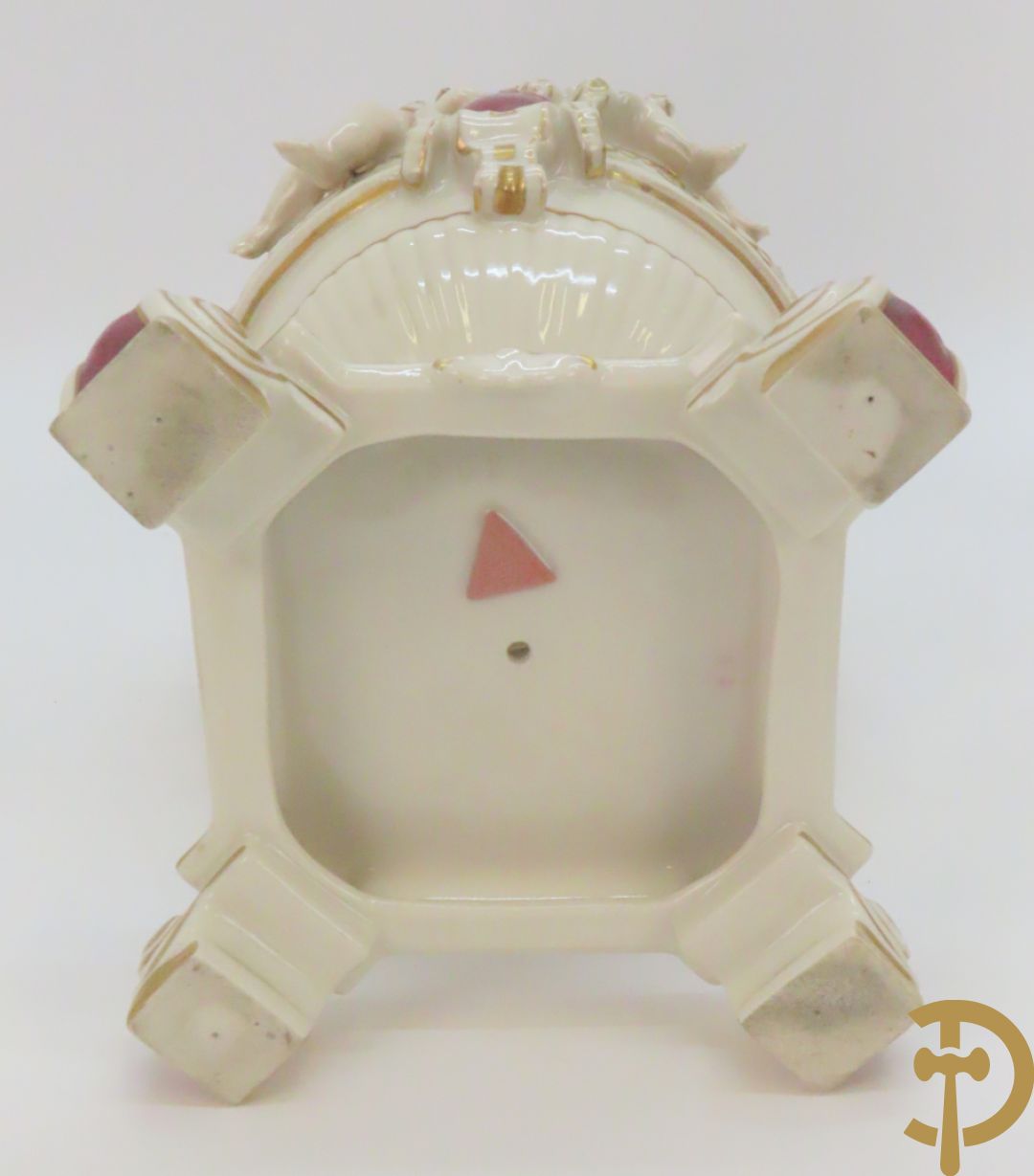 Koets in Royal Dux getrokken door cupido