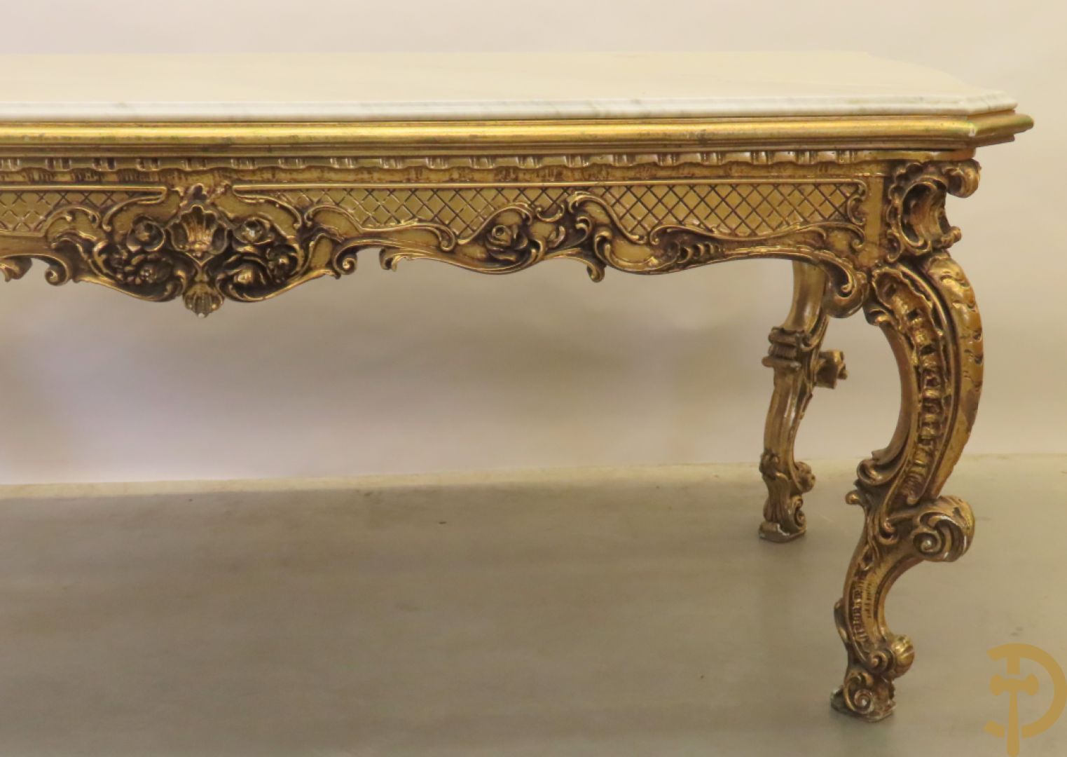 Uitzonderlijke vergulde Louis XV eetkamer bestaande uit vijfdeursdressoir met voluutvormige accanthusranken en rocailles, beschilderd met bloemenmotieven en centraal tafererel met hoornen des overvloeds + bijhorende spiegel vergulde tafel op voluutvormige poten met zes bijhorende stoelen + vitrine met accanthusranken en centrale deur, op voluutvormige poten