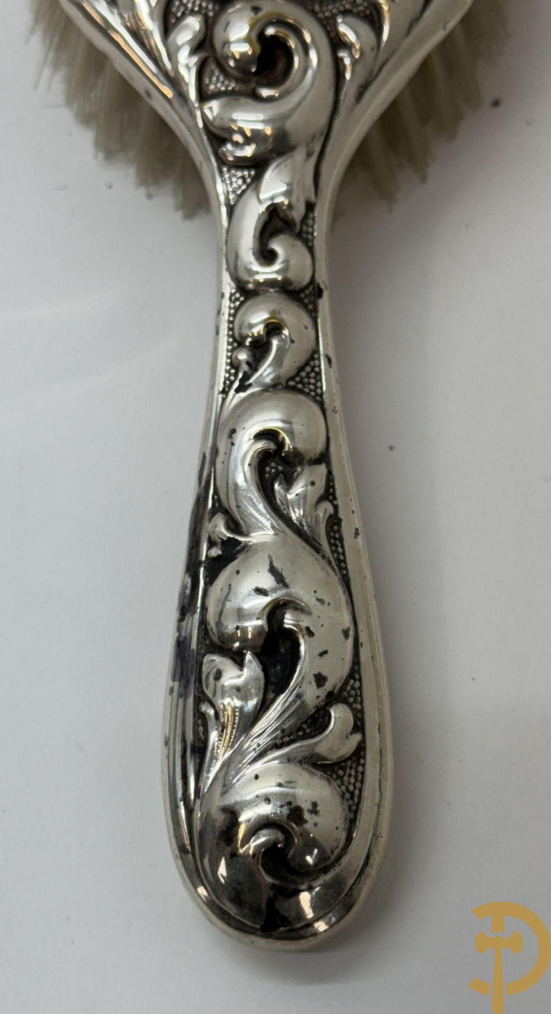 Notelaren box met bronzen ornamenten bezet + verzilverde opschikspiegel en borstelset met rocailles