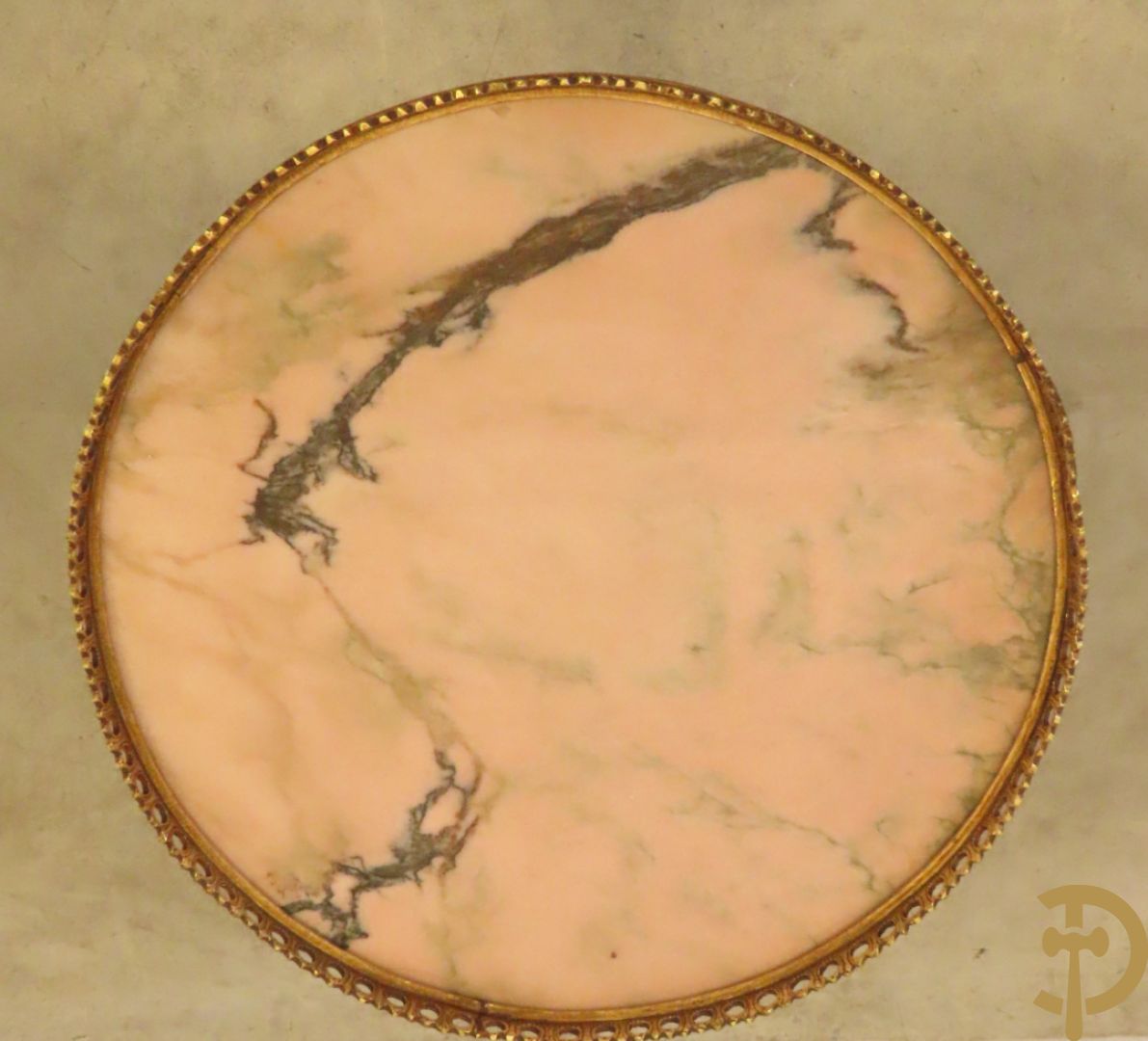 Vergulde notelaren bijzettafel bezet met bronsbeslag en marmeren blad op drie poten