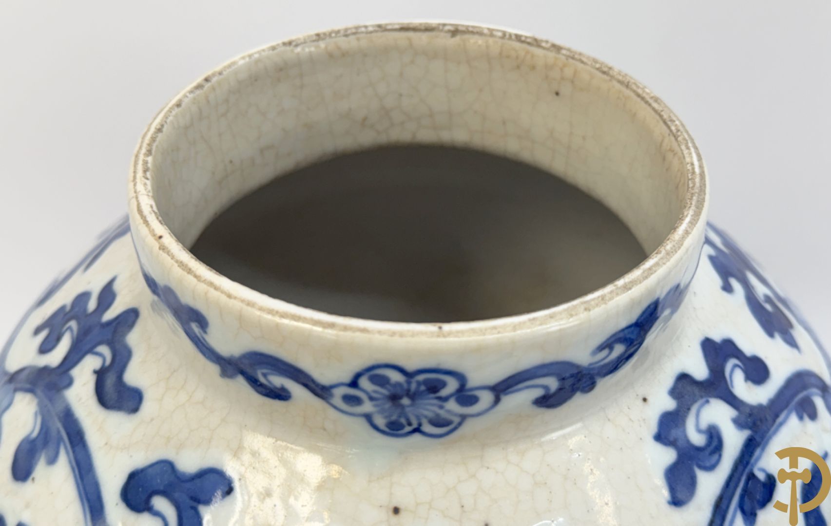 Paar Chinese dekselpotiches in blauw wit porselein met bloemendecor en accanthusranken