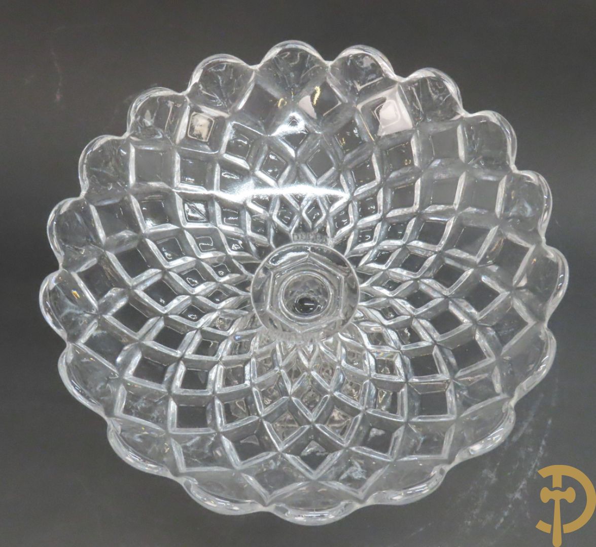 Paar geperste glazen Baccarat fruitcoupes