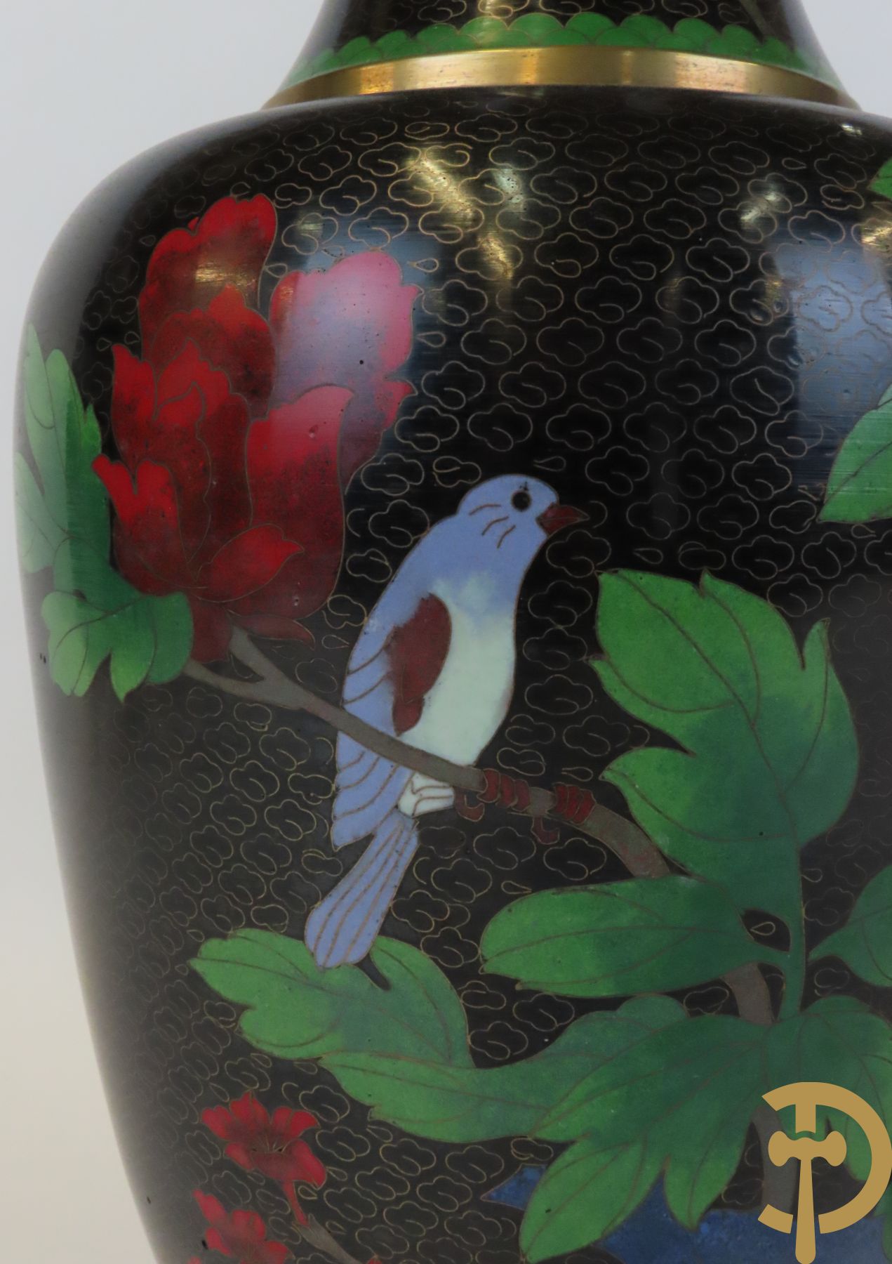 Paar cloisoné vazen met vogel- en bloemendecor op zwarte fond