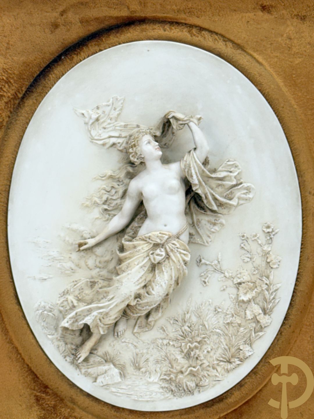 Paar ovale porseleinen plakkettes met elegante dame in bloemenveld