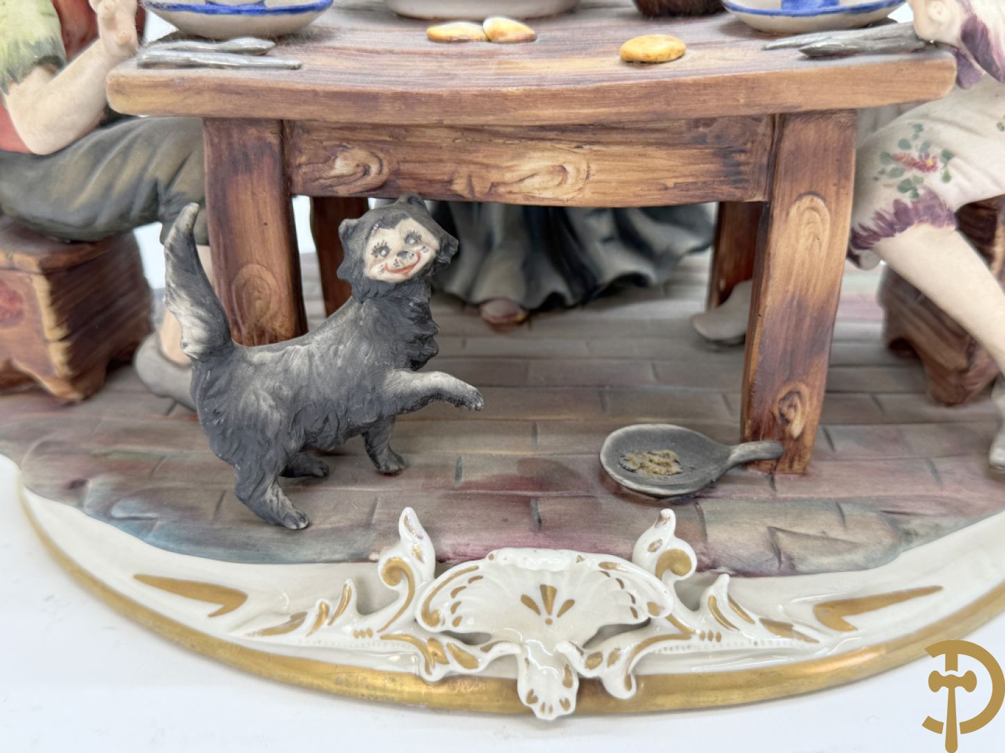 Zes porseleinen groepen Capo di Monte : Paarden met koets, oude man op bank, dame met kinderen, cupido