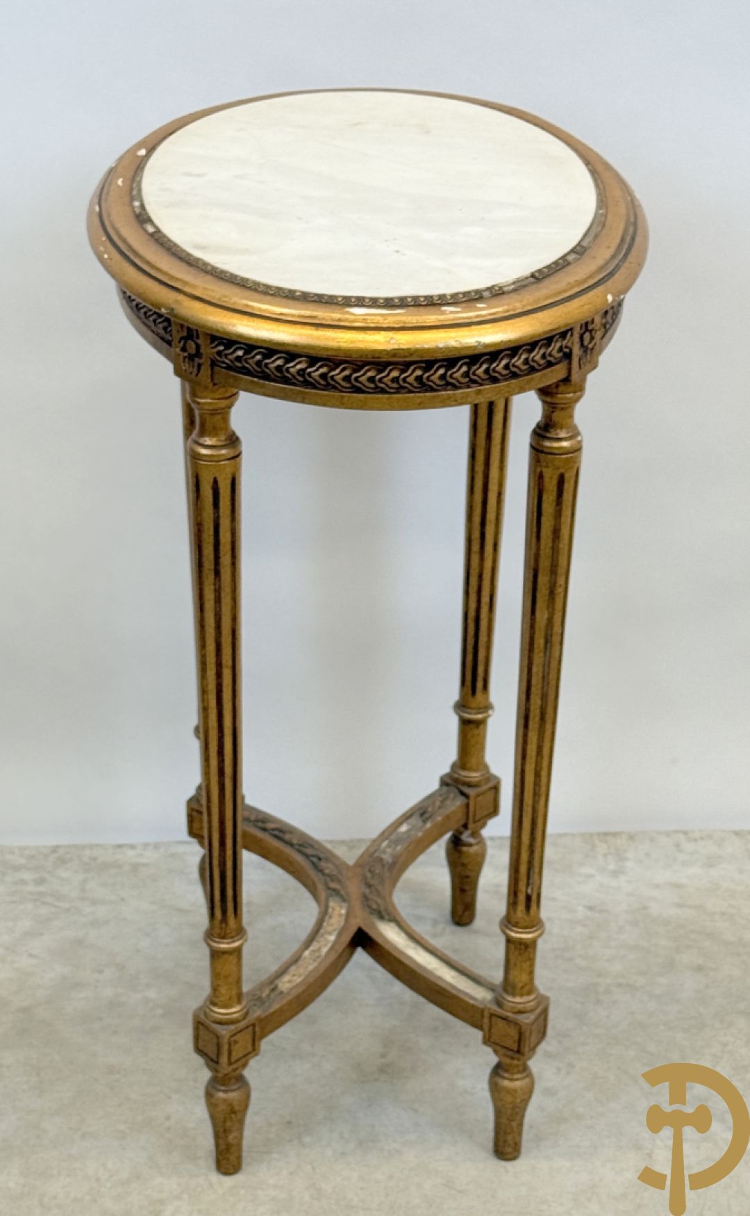 Vergulde bijzettafel Louis XVI stijl met wit marmeren blad op gecanneleerde poten