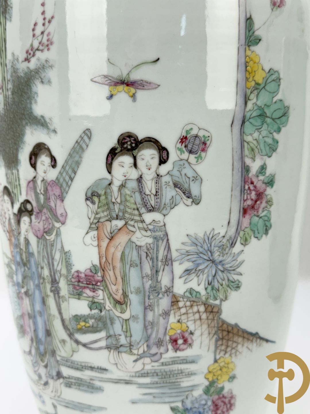 Paar Chinese porseleinen vazen met decor van dames in landschap