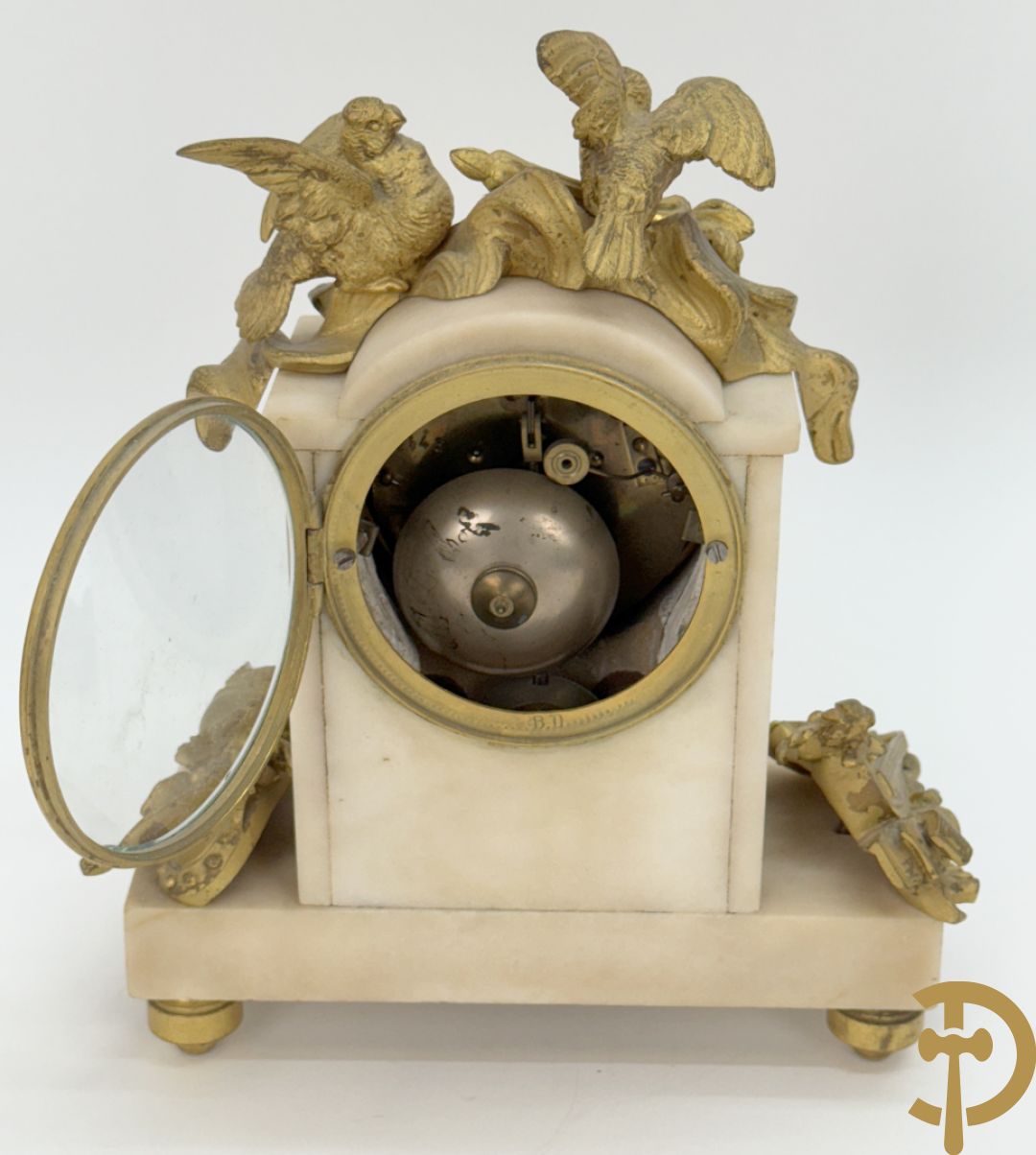 Driedelige garnituur met bronzen ornamenten van vogels en accanthusranken op marmeren basis