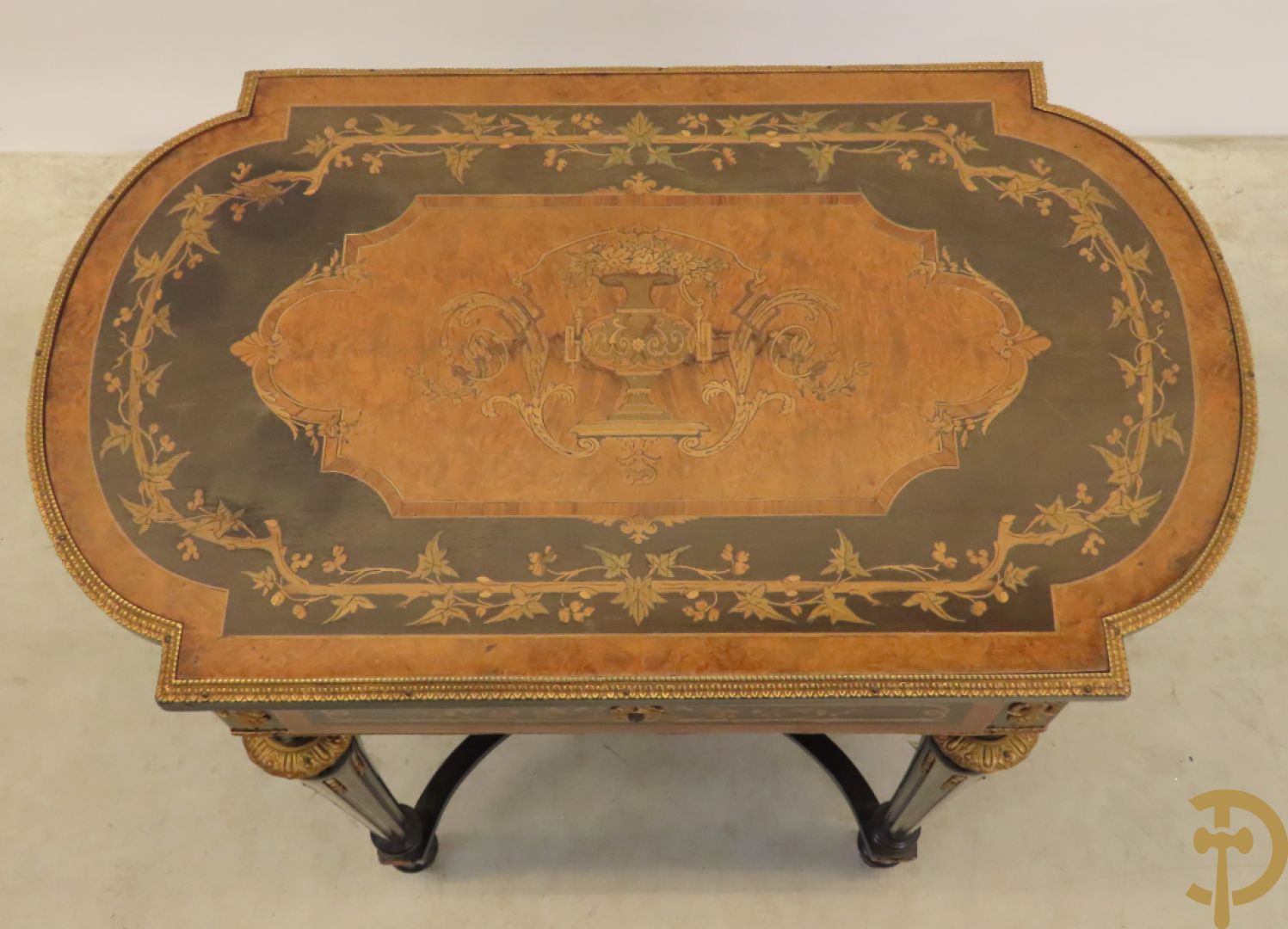 Napoleon III openklapbare opschiktafel/naaitafel met bloemenmarquetterie en amfoor in bovenblad, 19e