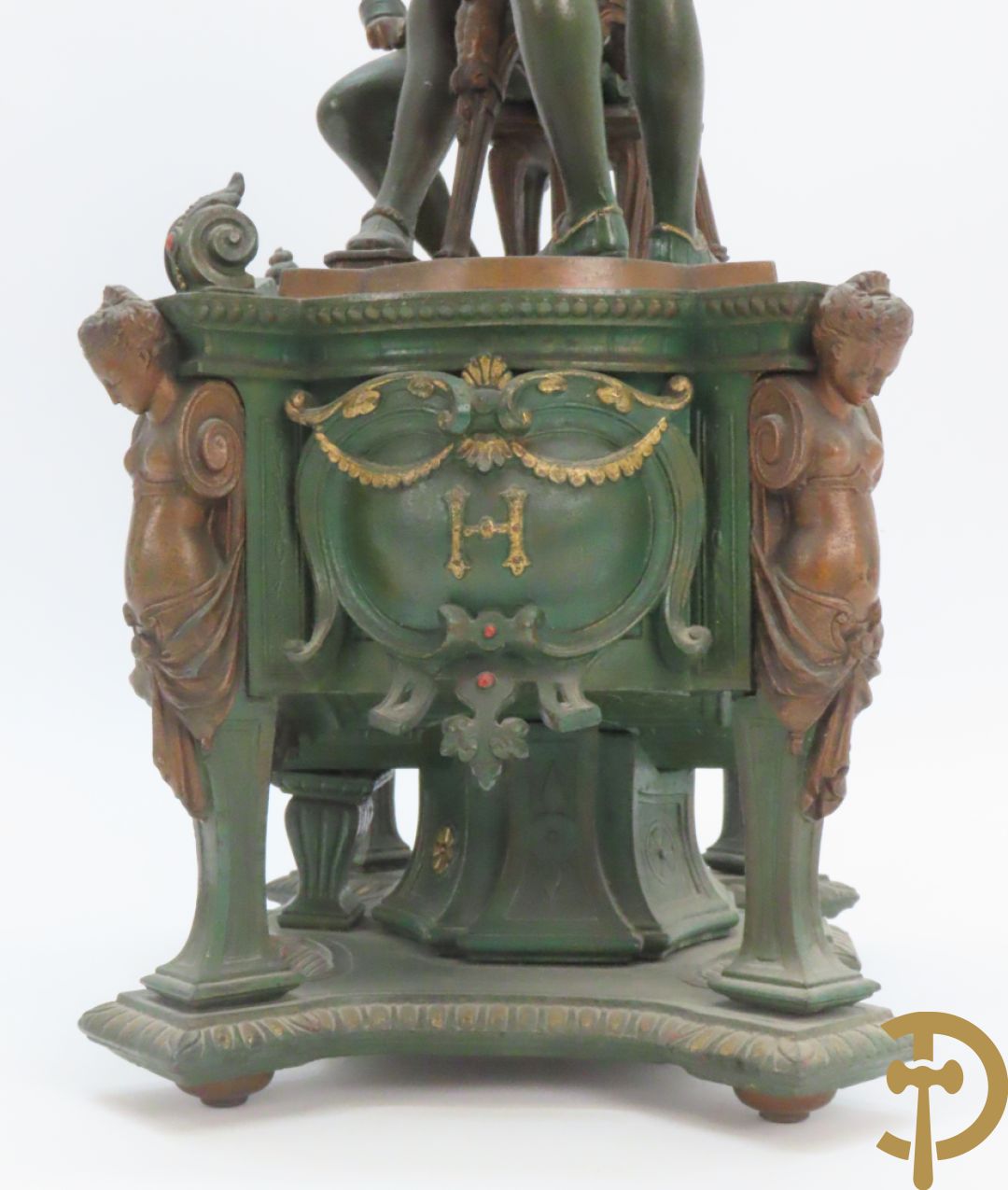 Driedelige kunstbronzen garnituur bestaande uit pendule met paar schakende edelheren, bezet met kariatiden - geflankeerd door paar driearmige kandelaars gehouden door 2 edelheren