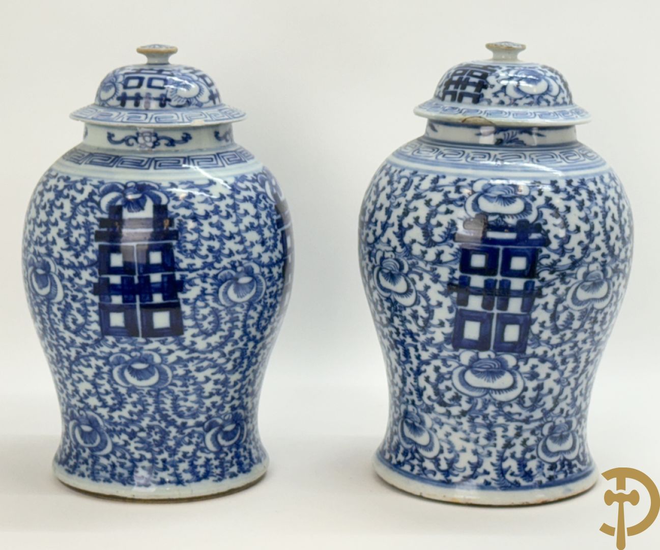 Paar blauw/witte Chinese porseleinen dekselpotiches met bloemen en Chinese tekens