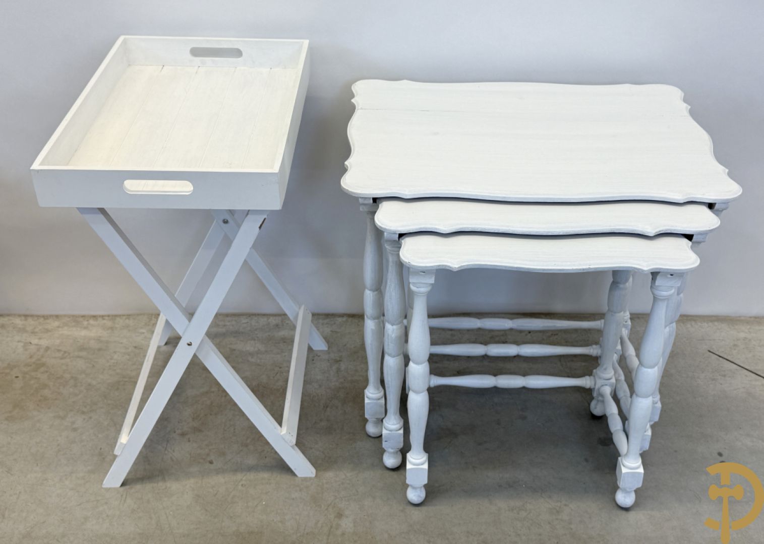 Drie ronde witgelakte bijzettafels op vierpikkel + 3 sets wit gelakte  inschuifbare cigognetafels + witgelakte butlertray