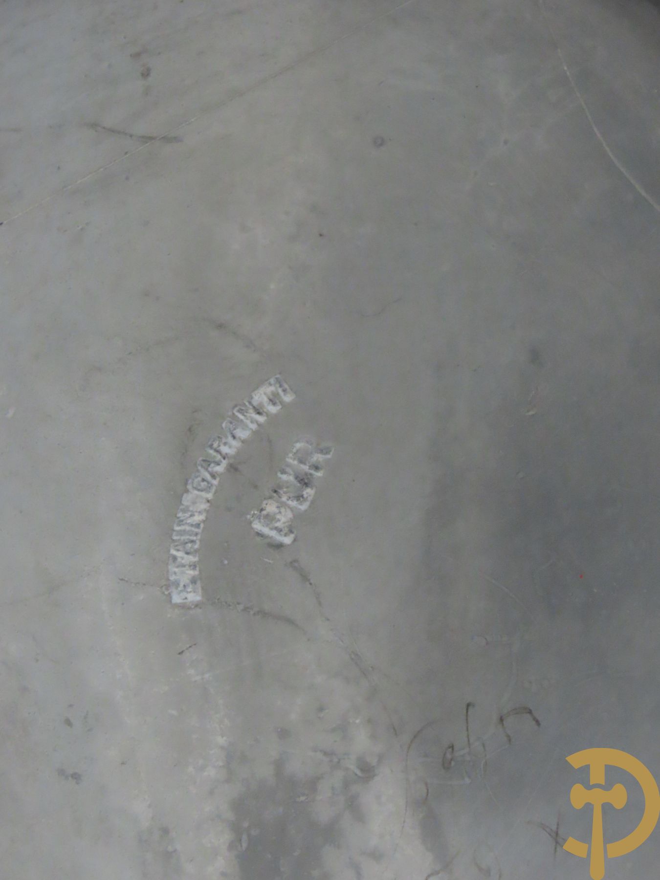 Verzilverde vaas met vogeldecor, Kayser gemerkt + 3 tinnen Art Deco vaasjes w.o. 1 gemerkt Hering + tinnen Art Deco inktstel