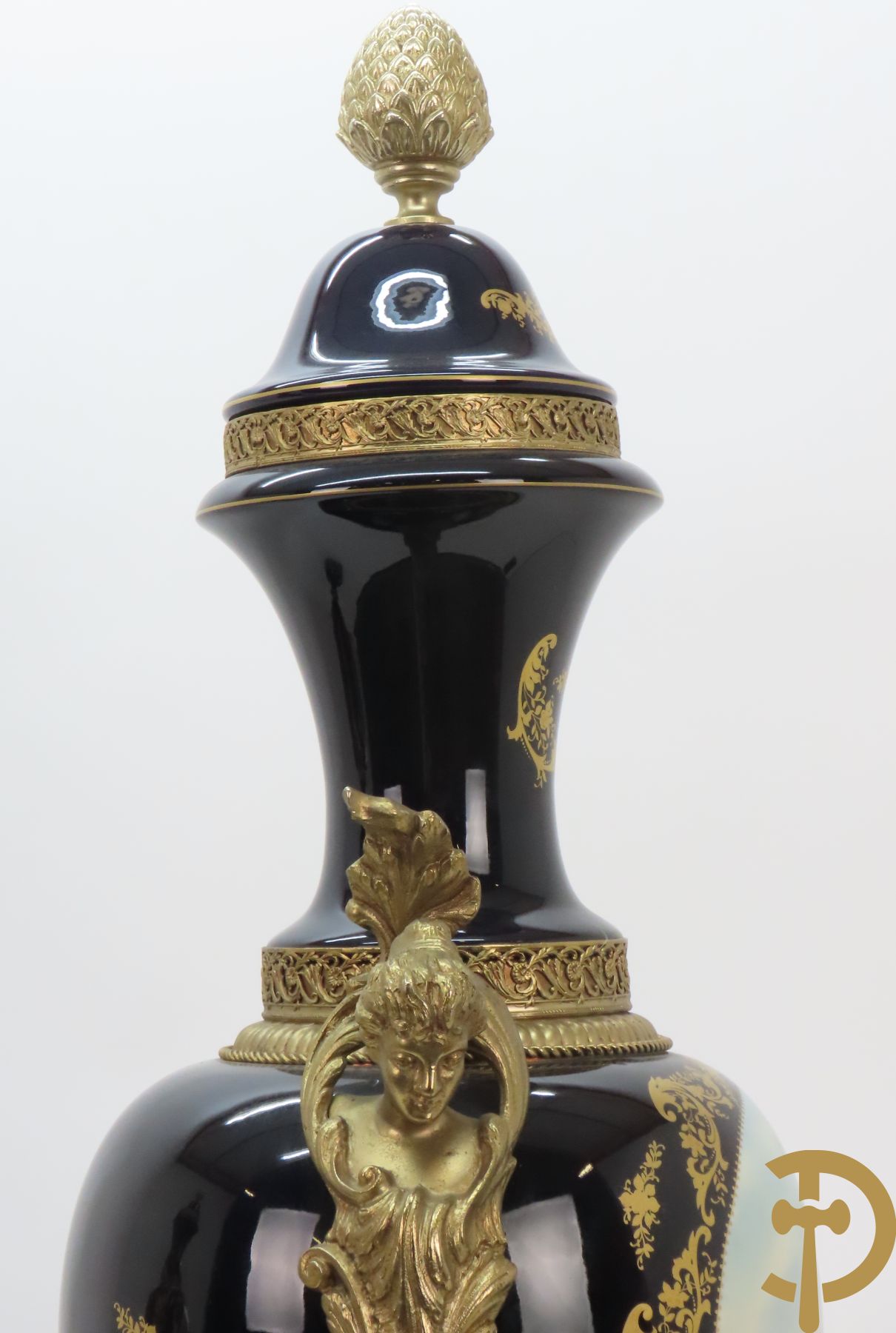 Paar Sèvres stijlvazen met geanimeerd romantisch decor, zijdelings bezet met bronzen medusahoofden, Rouly getekend