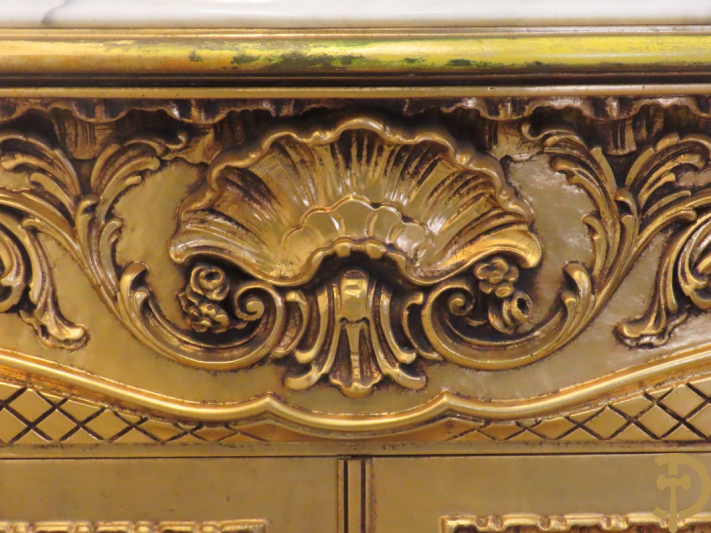 Uitzonderlijke vergulde Louis XV eetkamer bestaande uit vijfdeursdressoir met voluutvormige accanthusranken en rocailles, beschilderd met bloemenmotieven en centraal tafererel met hoornen des overvloeds + bijhorende spiegel vergulde tafel op voluutvormige poten met zes bijhorende stoelen + vitrine met accanthusranken en centrale deur, op voluutvormige poten