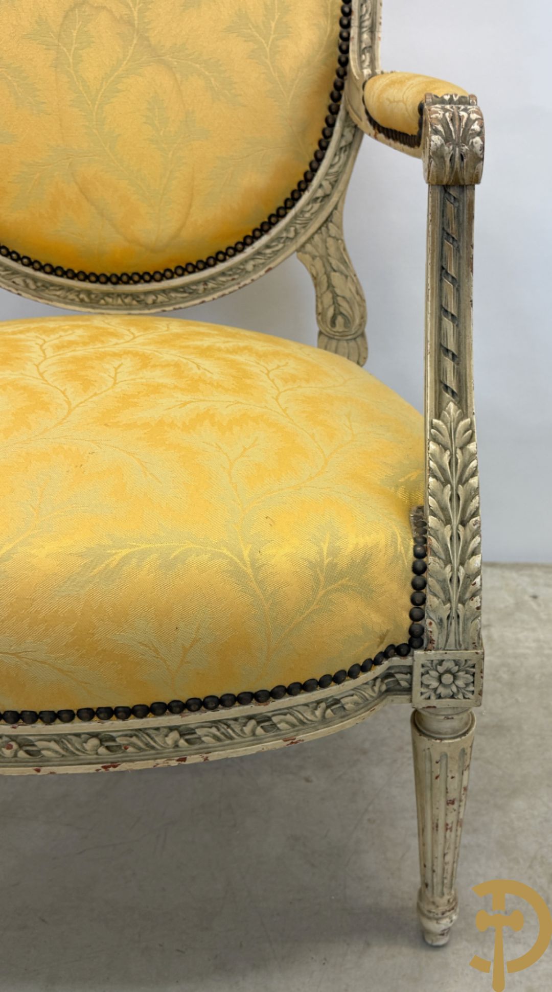 Salonensemble met rocailles, bloemenmotieven en gecanneleerde poten bestaande uit canapé, 2 armzetels en 2 stoelen