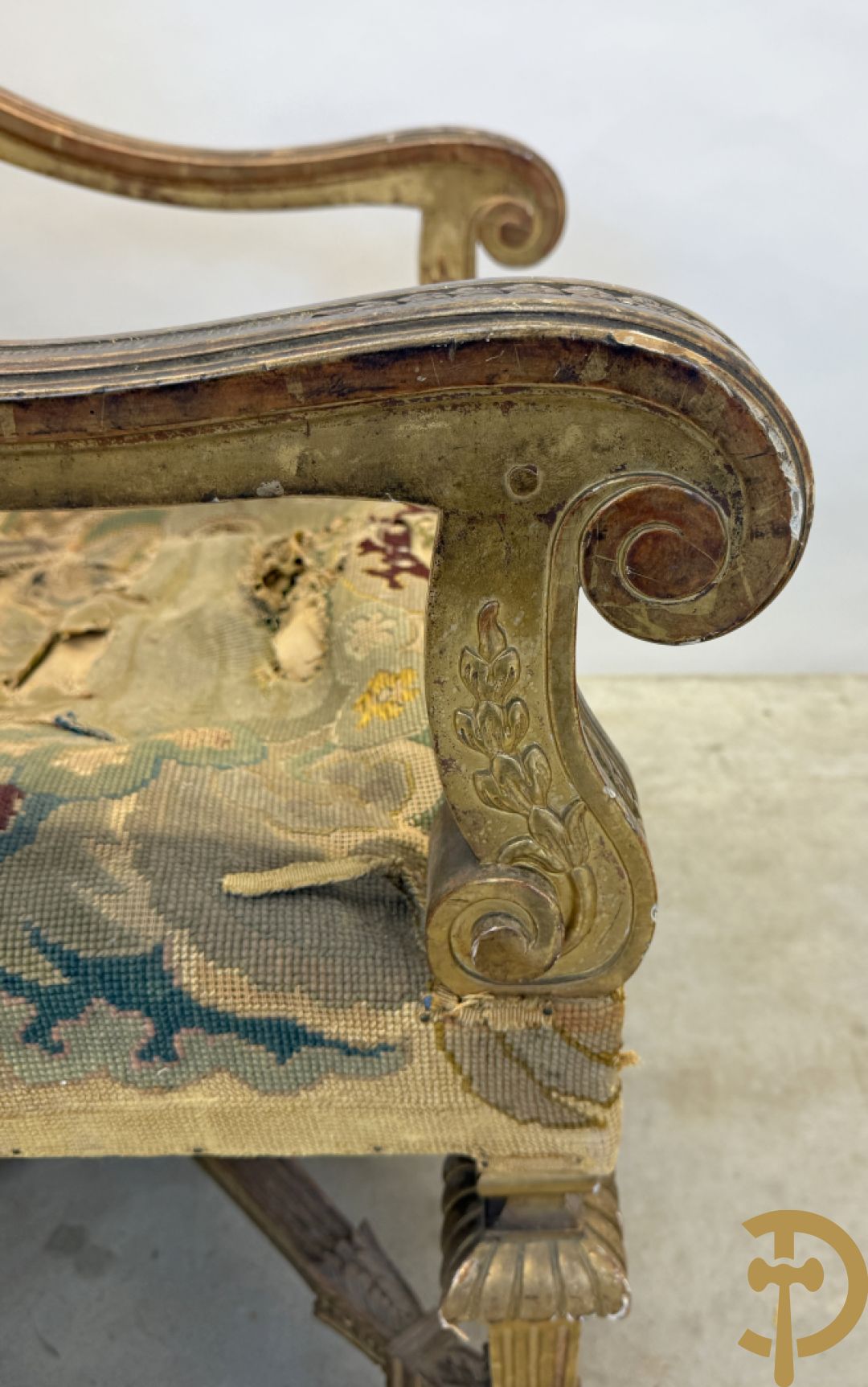 Vier vergulde Louis XIV kasteelarmzetels met geanimeerde scènes in petit points, 19e