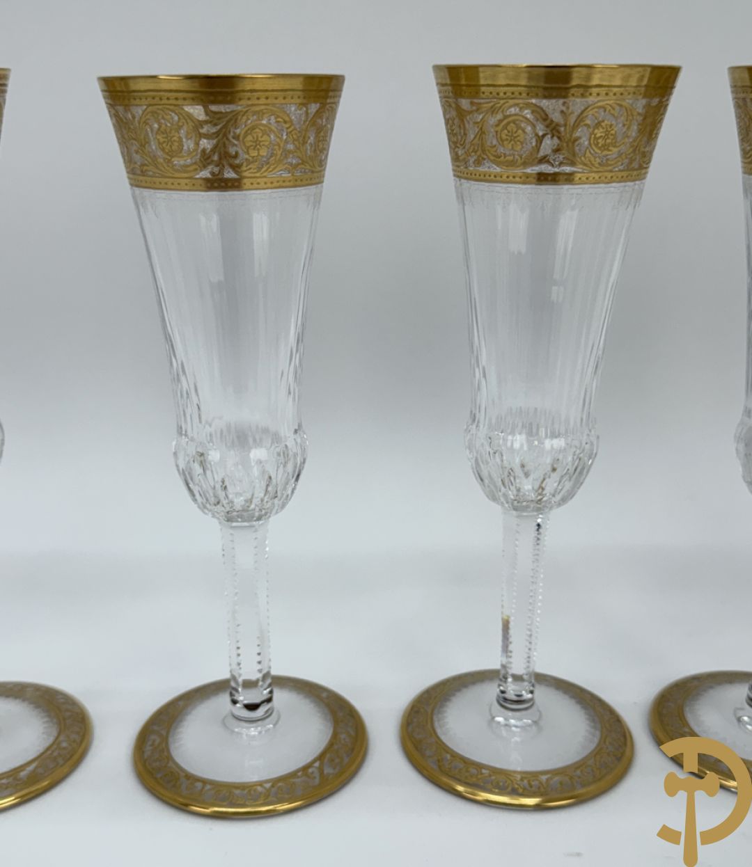 Zes fluitvormige kristallen champagne glazen met Thistle decor, cristallerie Saint Louis gemerkt