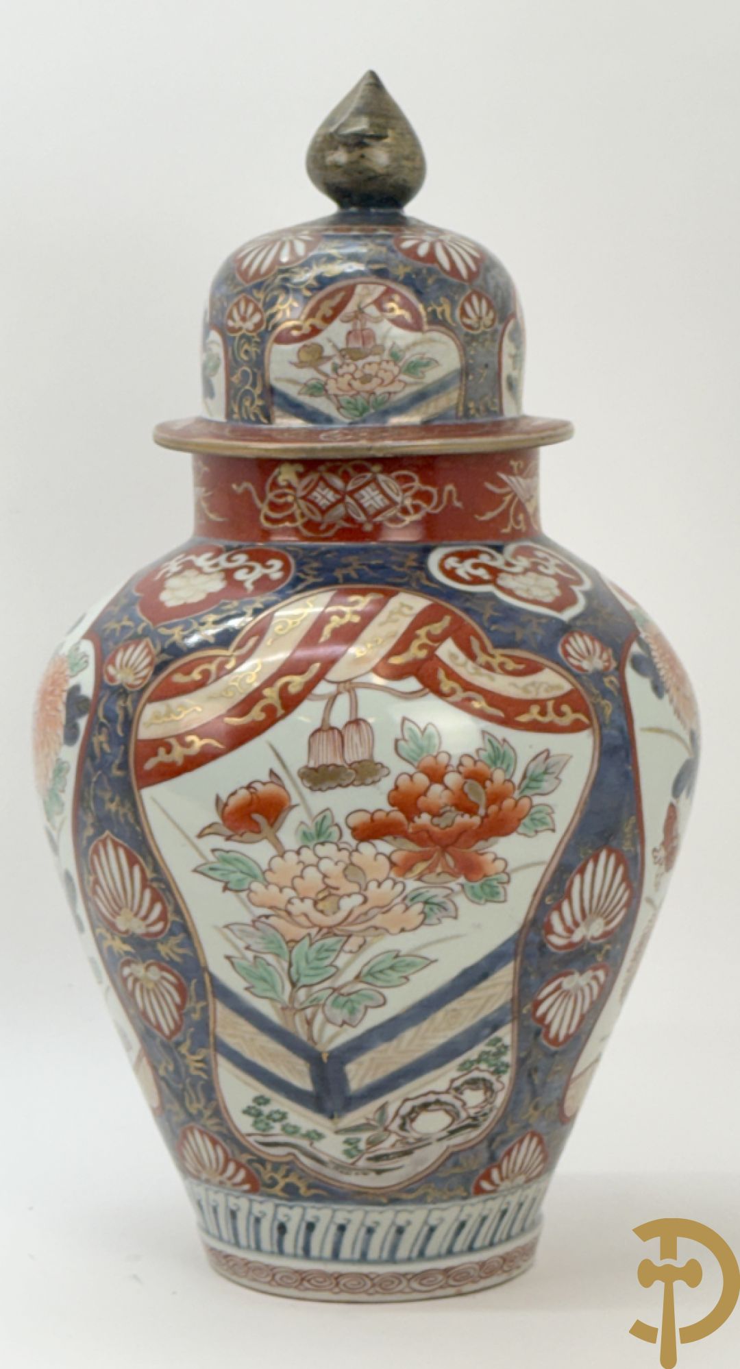 Japanse imari dekselpotiche met rood/blauw decor van bloemen in cartouches