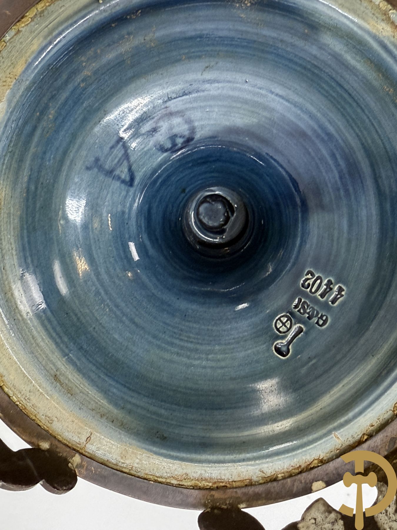 Paar meerkleurige vazen in Oostenrijkse faience met bloemendecor op koperen voet, Gerbing & Stephan, begin 1900