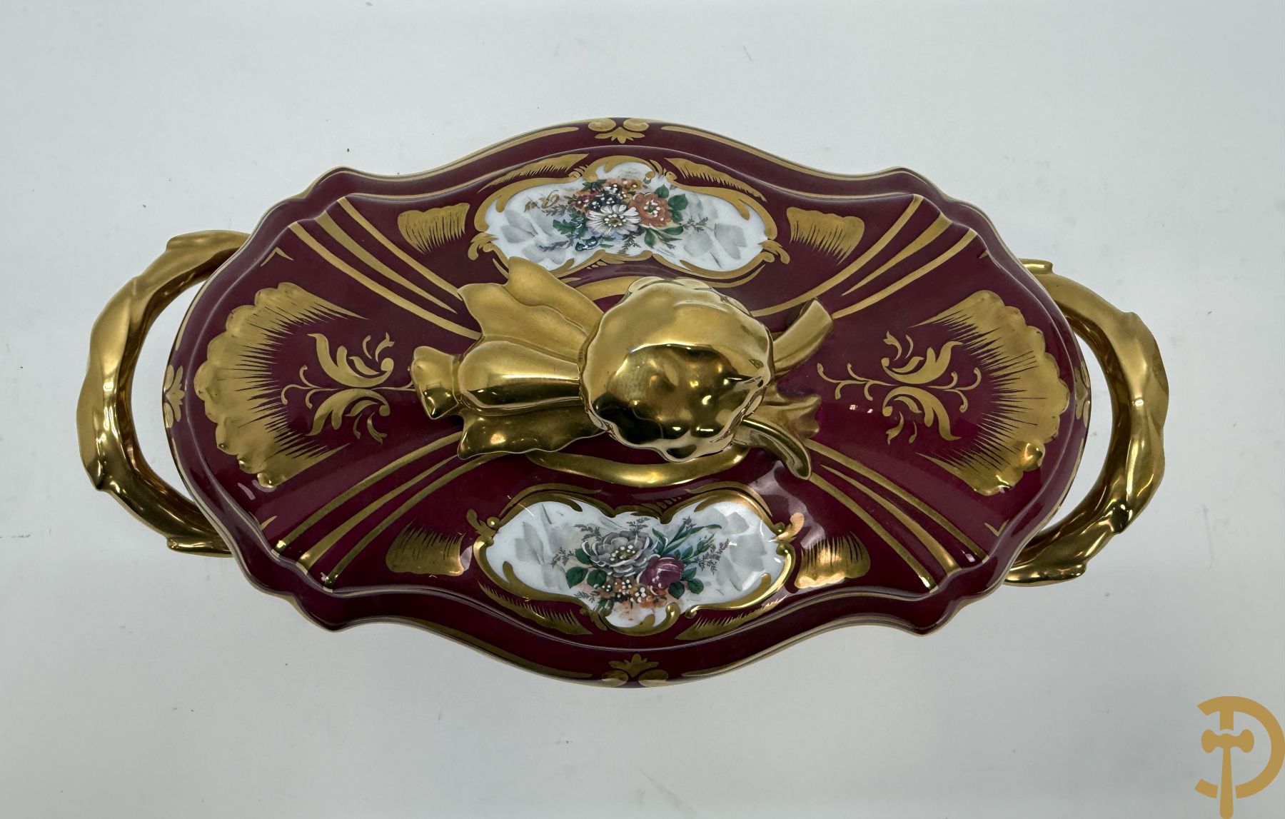 Porseleinen milieu de table (schaal en coupe) Limoges met bloemendecor en vergulde ornamenten, gemerkt onderaan