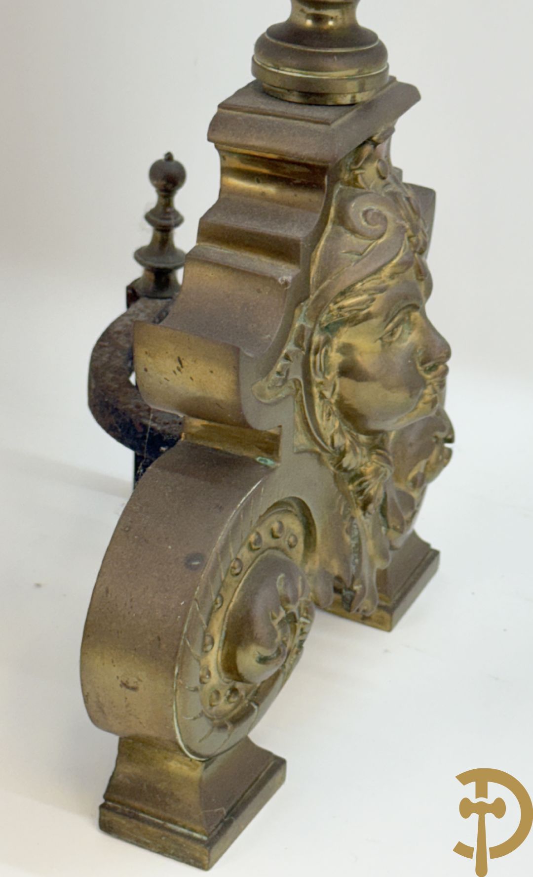 Paar Vlaamse bronzen chenets met accanthusranken en leeuwekoppen