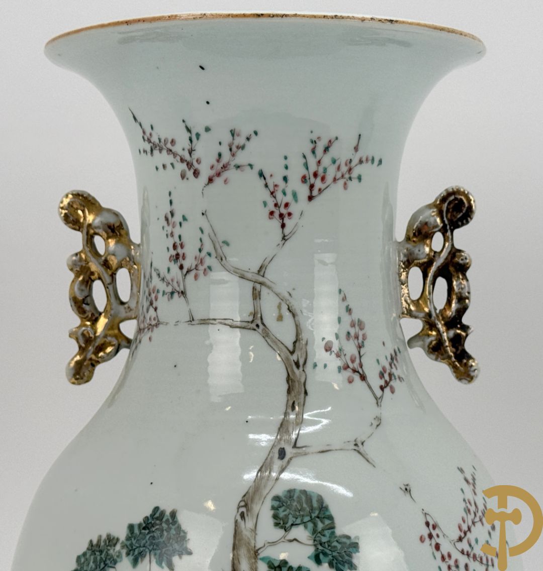 Paar Chinese porseleinen vazen met geisha decor en dames in landschap