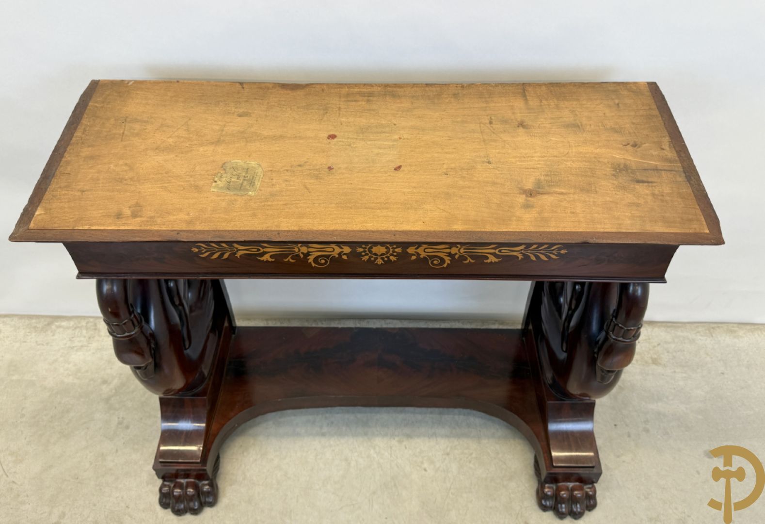 Mahoniehouten console met lade, voluutvormige zwanehalzen en marmeren blad