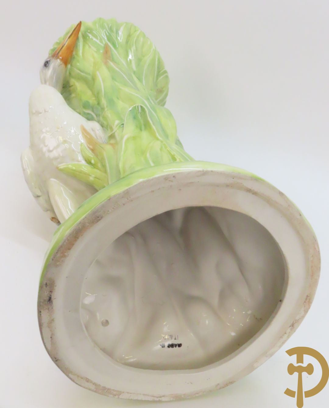 Keramieken zuil met ooievaar in het riet met cachepot erop, Italiaans, gemerkt