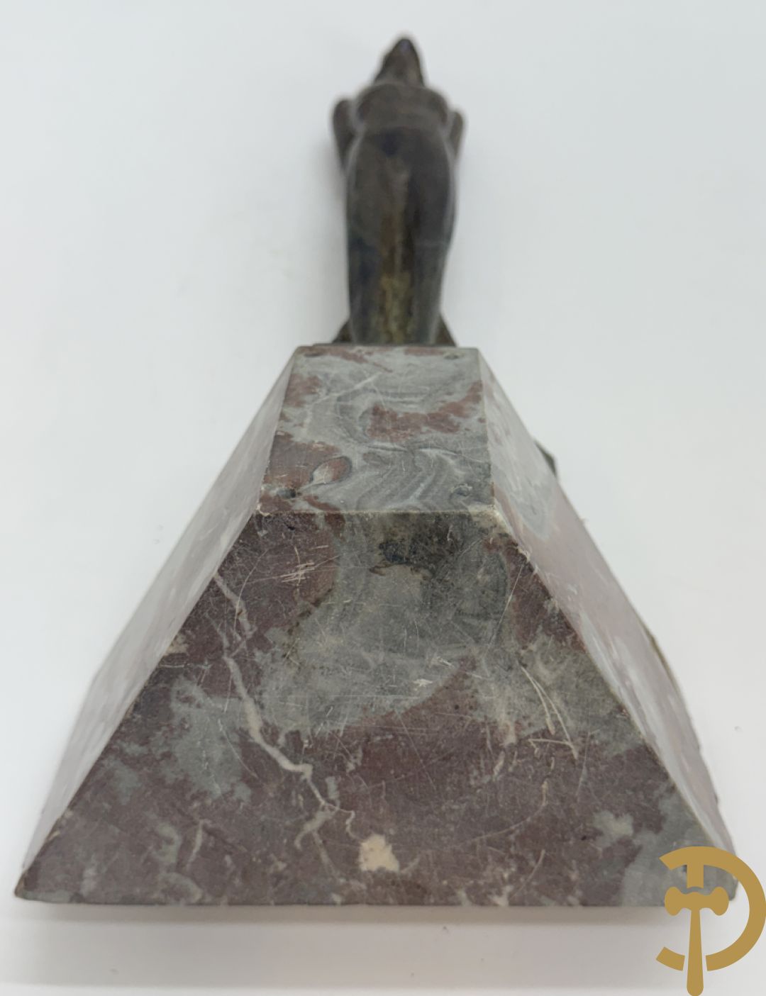 VAN CuL...(?) onleesbaar getekend achteraan Bronzen boegbeeld W.O. II Duits met tekens op marmeren sokkel