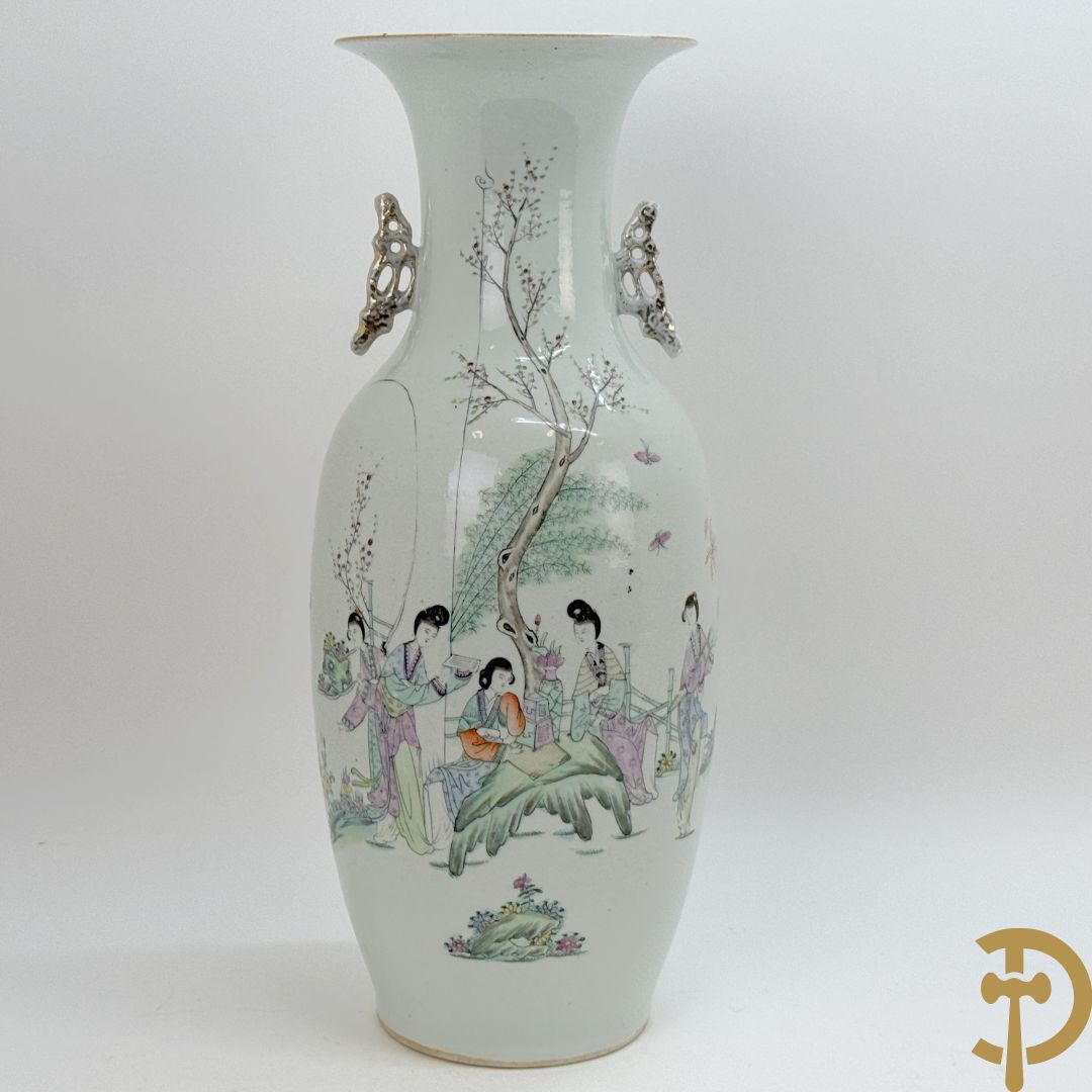 Chinese porseleinen vaas met decor van geisha's in landschap