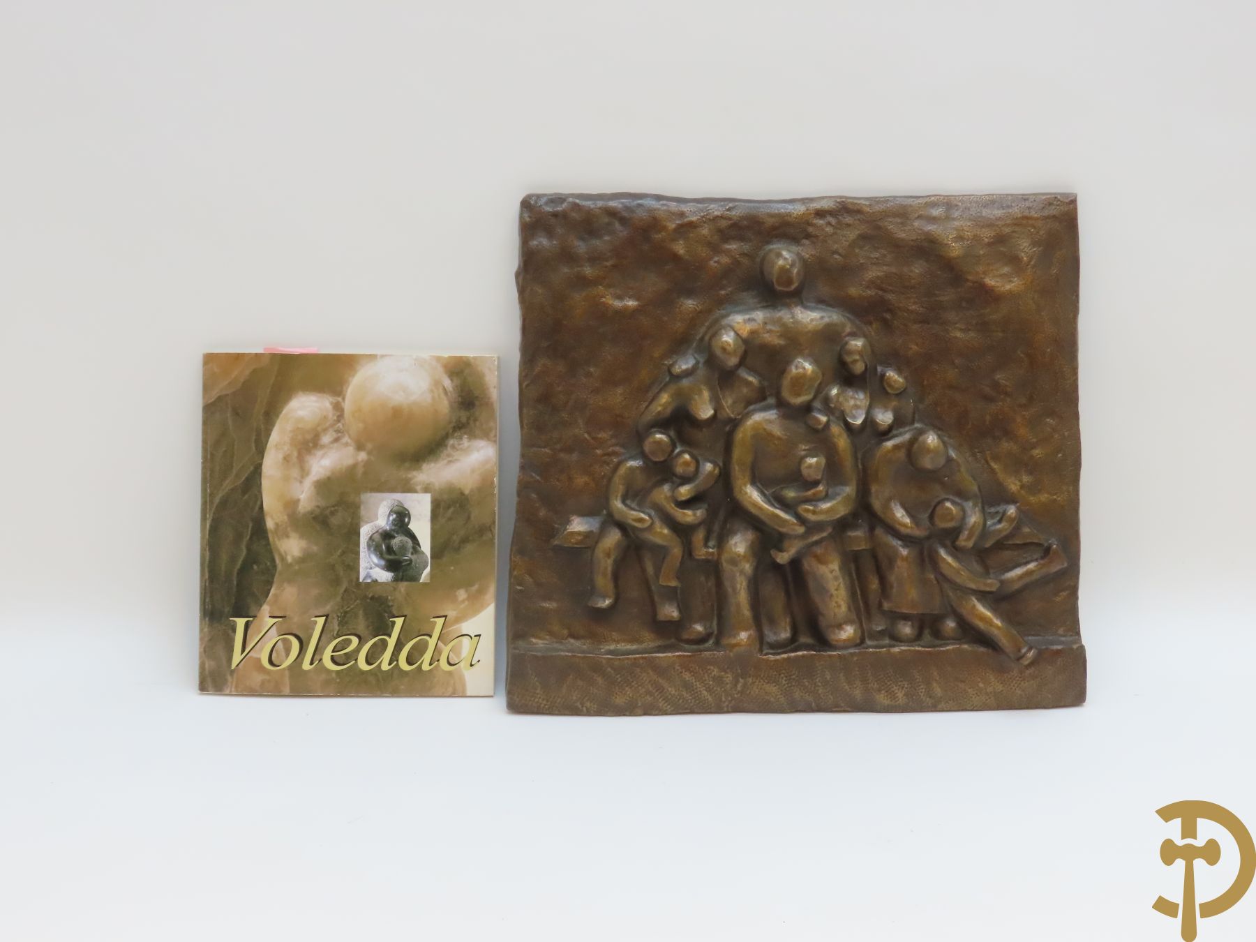 VOLEDDA (Francoise) get. 'Familietafereel op de bank' bronzen basrelief, genummerd 1/8 - Met bijhorende documentatie