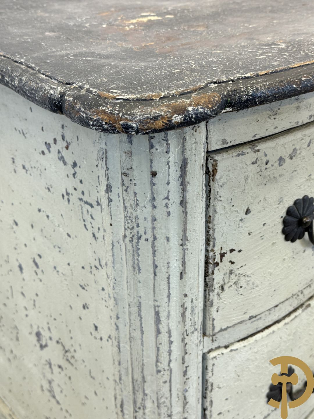 Gepatineerde 3 laden commode met bronzen trekkers en sleutelplaten