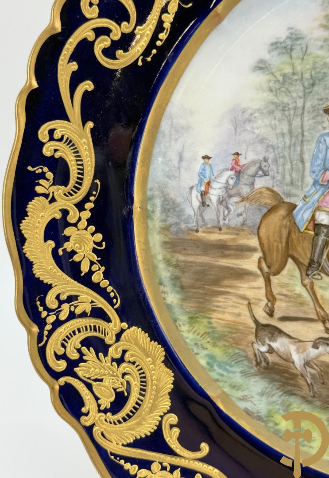 Paar porseleinen borden met ruitertafereel met vergulde omranding, getekend Rivière en Bourdier P., achteraan gemerkt met gekruiste pijlen