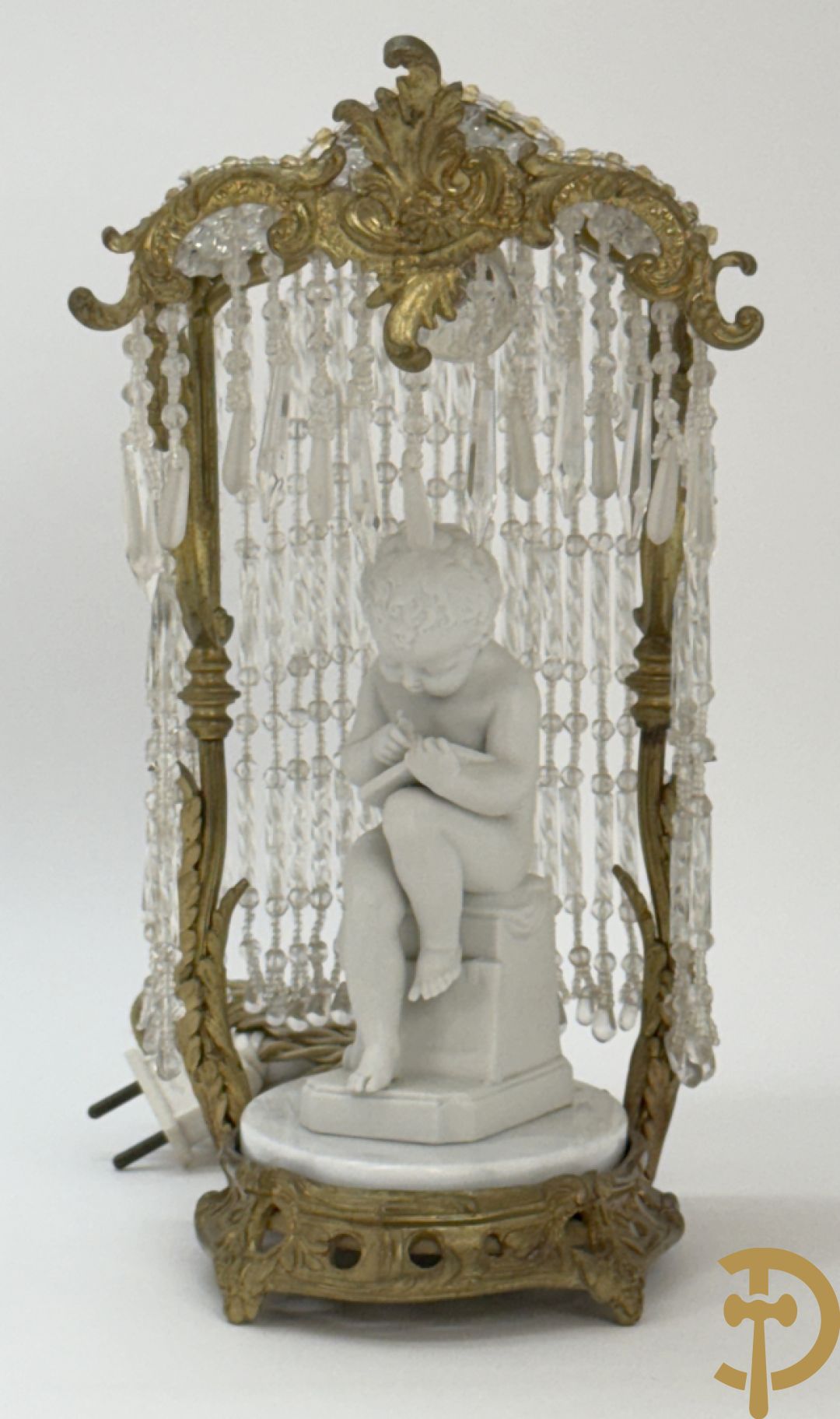 Biscuitbeeld van schrijvende cupido onder bronzen dakje met kristallen bellen bezet - op marmeren sokkel gemonteerd