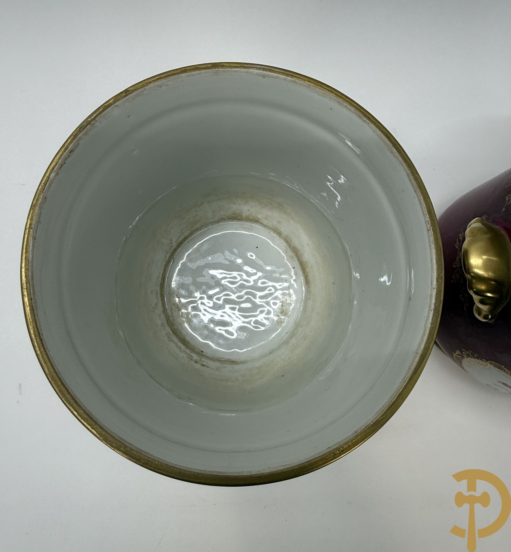 Paar porseleinen cachepots met bloemen en verguld decor, gemerkt Pillivuyt La porcelaine de la France