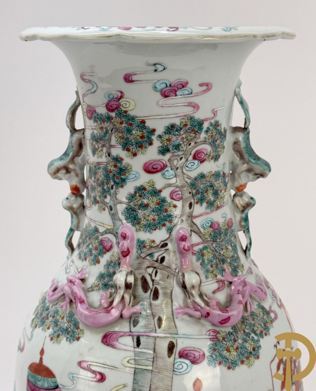 Chinese porseleinen vaas met dubbel decor van dieren, personages, dames en kinderen