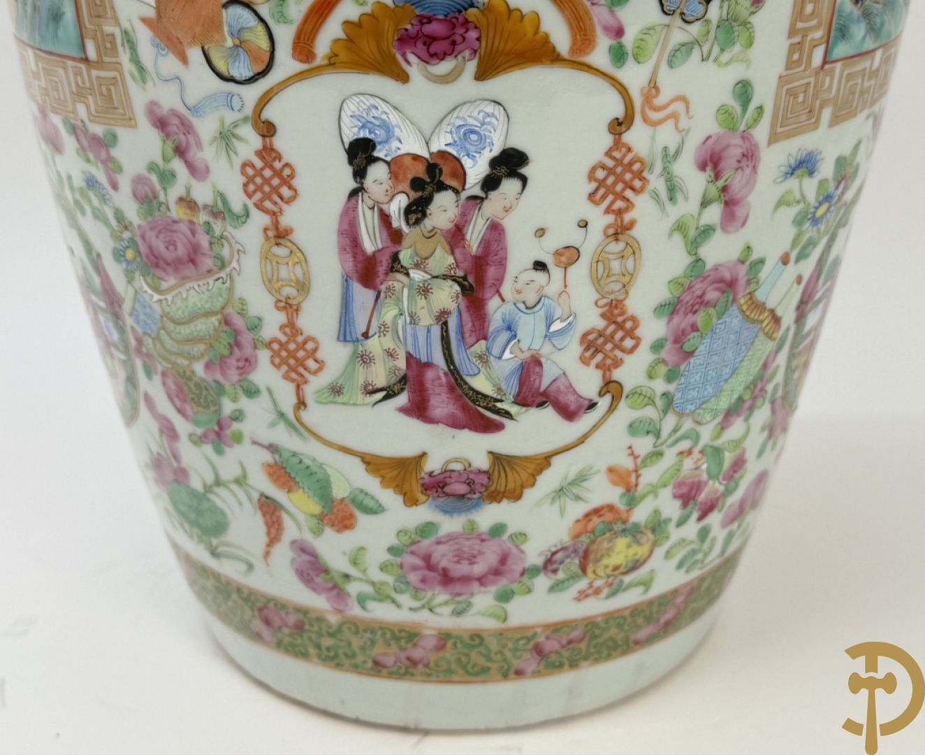 Chinese porseleinen Kanton vaas met geanimeerde hoftaferelen, natuurmotieven, fauna en floradecor