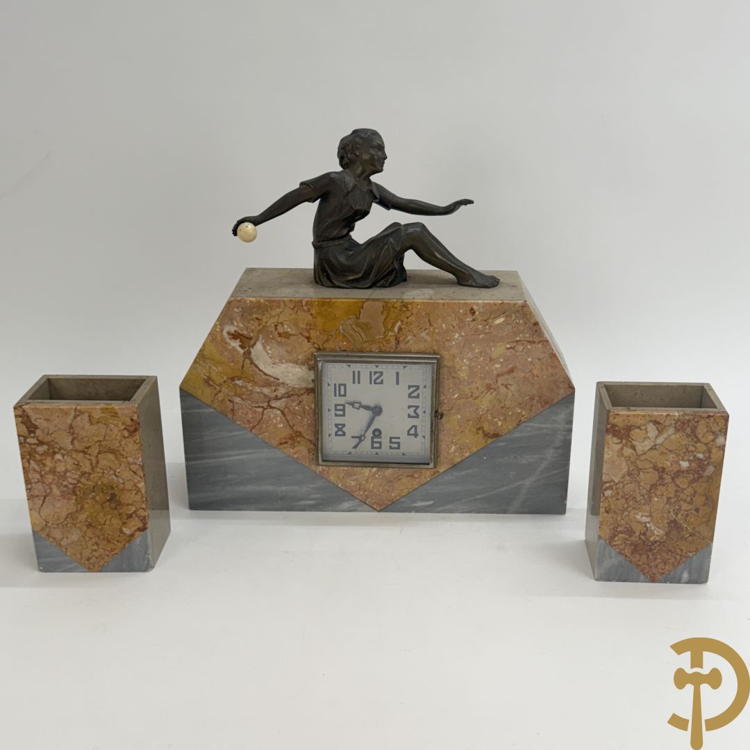 Driedelige marmeren Art deco garnituur, bovenaan bekroond met meisje met bal in zamak - geflankeerd door paar marmeren zijstukken