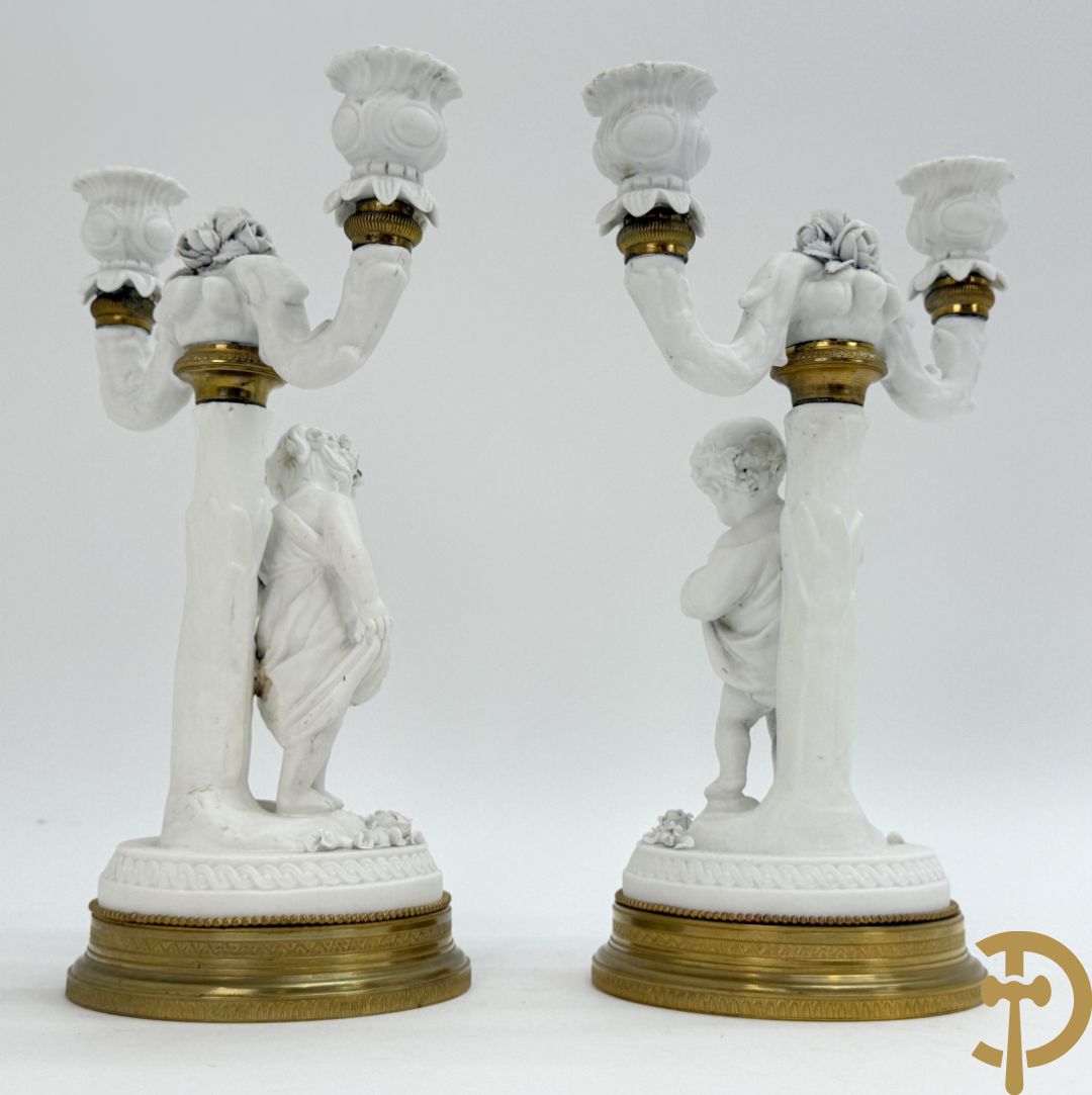 Paar biscuit kandelaars met cupido