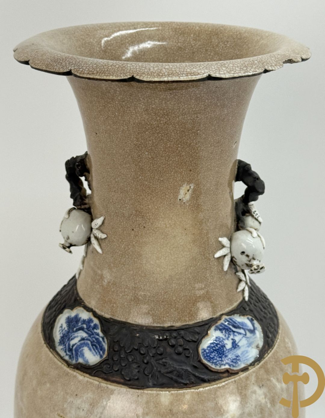 Antieke Chinese Nankin vaas met decor van wijsgeren, onderaan bezet met hert en bovenaan met pioenrozen