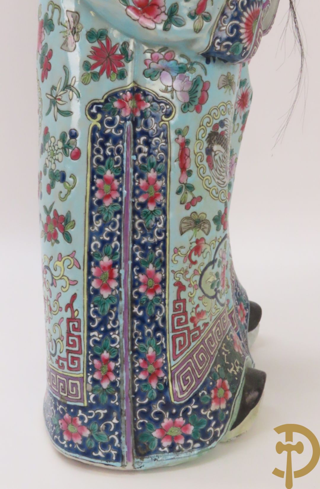 Chinese porseleinen wijsgeer dragende een kind