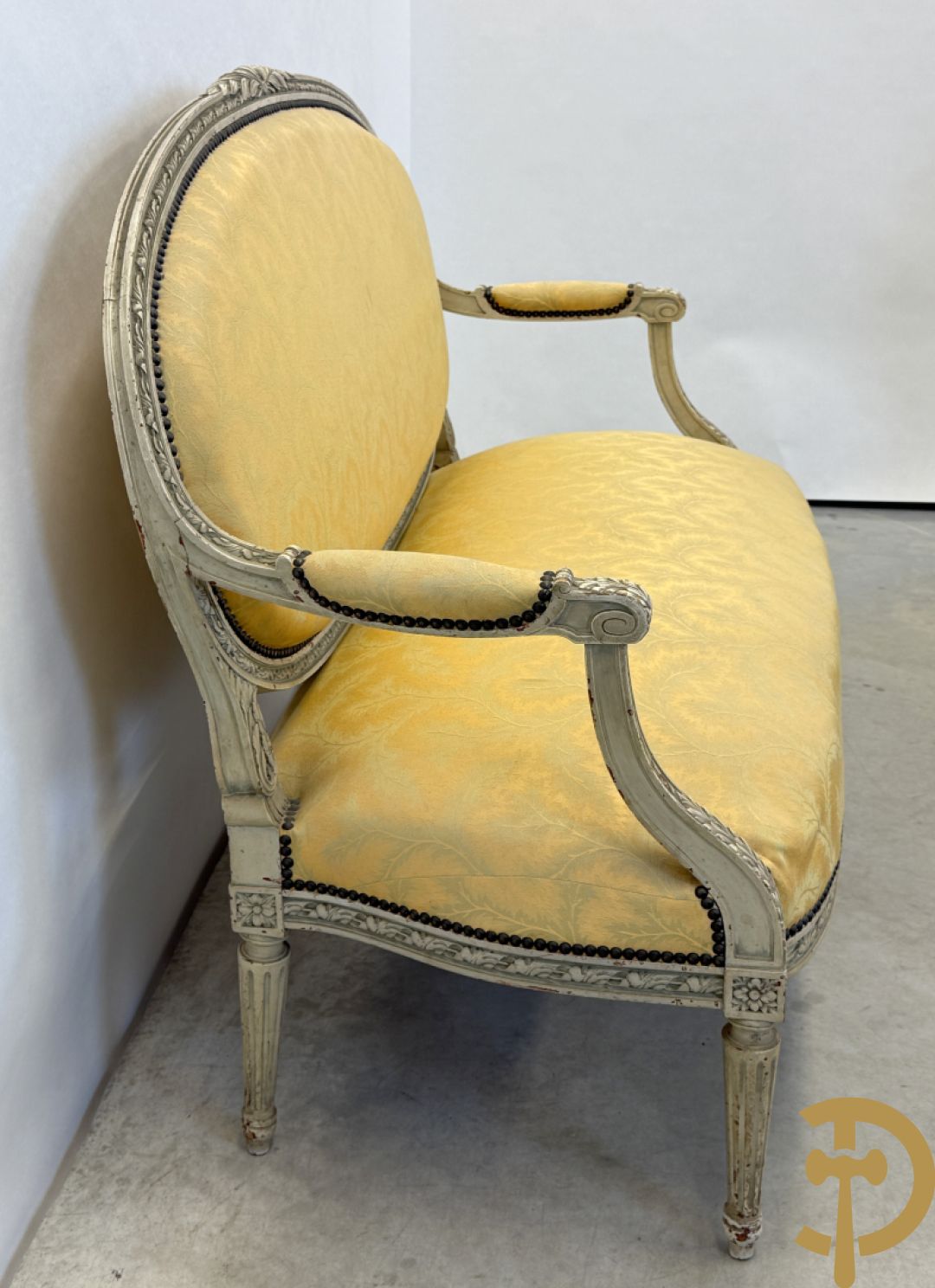 Salonensemble met rocailles, bloemenmotieven en gecanneleerde poten bestaande uit canapé, 2 armzetels en 2 stoelen