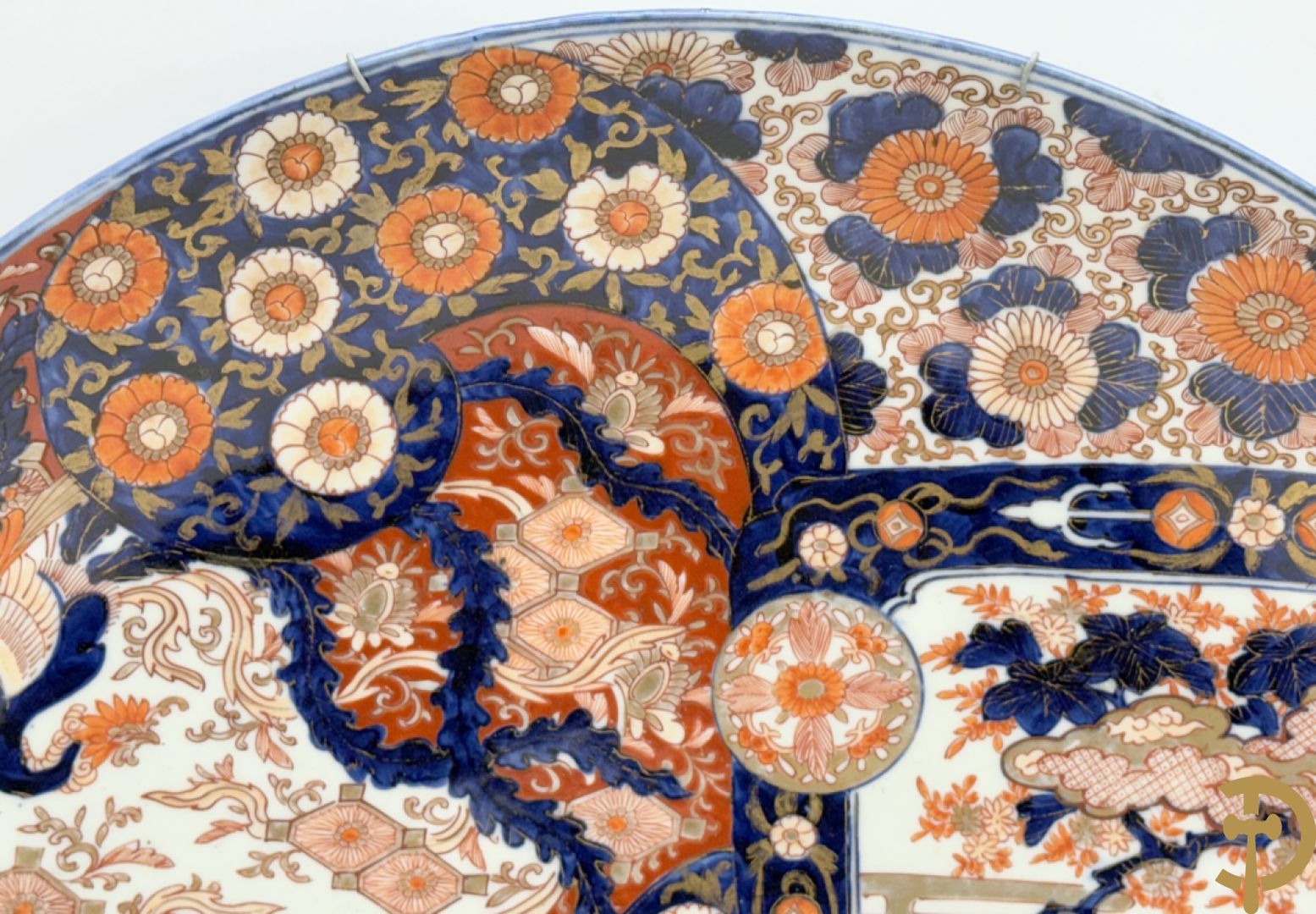 Grote Japanse Imari schotel met decor van draken, vissen en bloemen